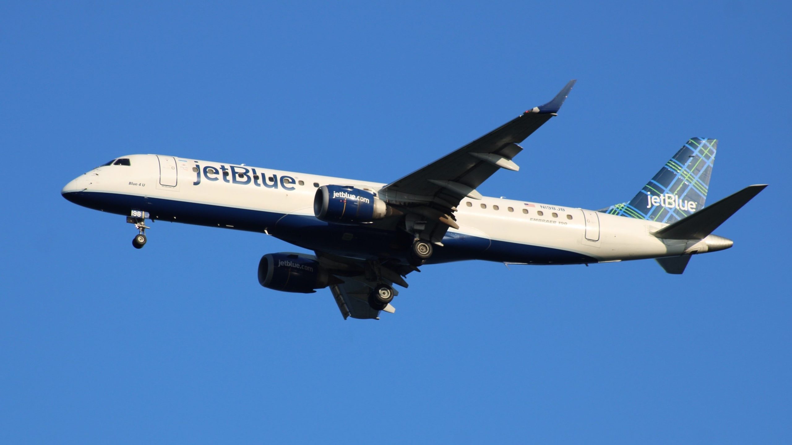JetBlue Embraer E190 endommagé par l'équipement de recul à Boston