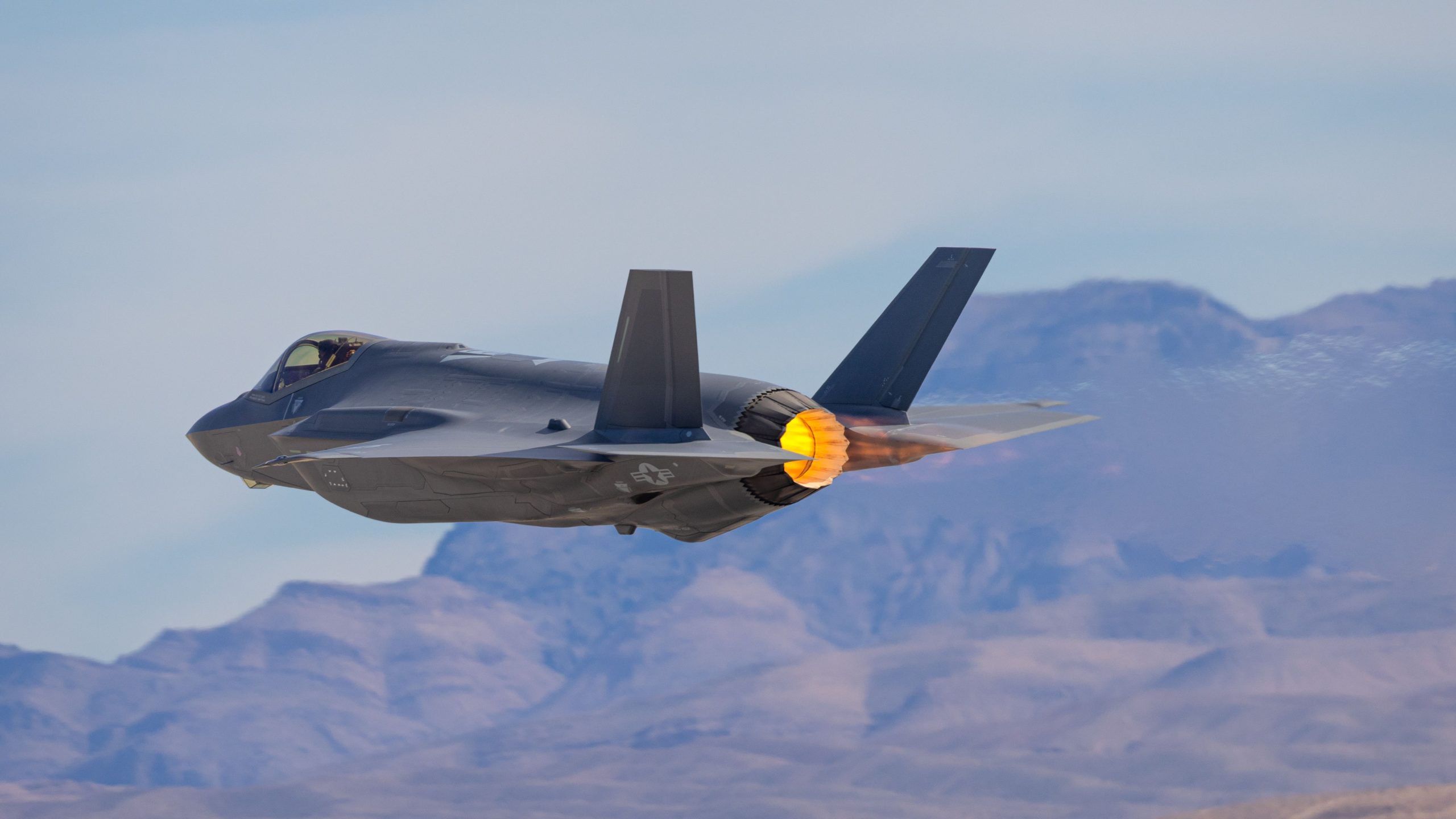 O Secretário de Defesa dos EUA pede aos legisladores que limpem US $ 61,2 bilhões para reforçar o domínio do ar