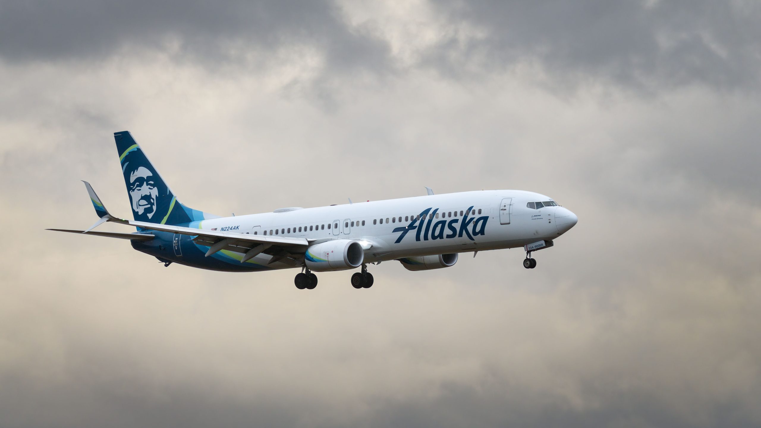 A Alaska Airlines Boeing 737-900er chega em Portland com porta de carga ligeiramente aberta