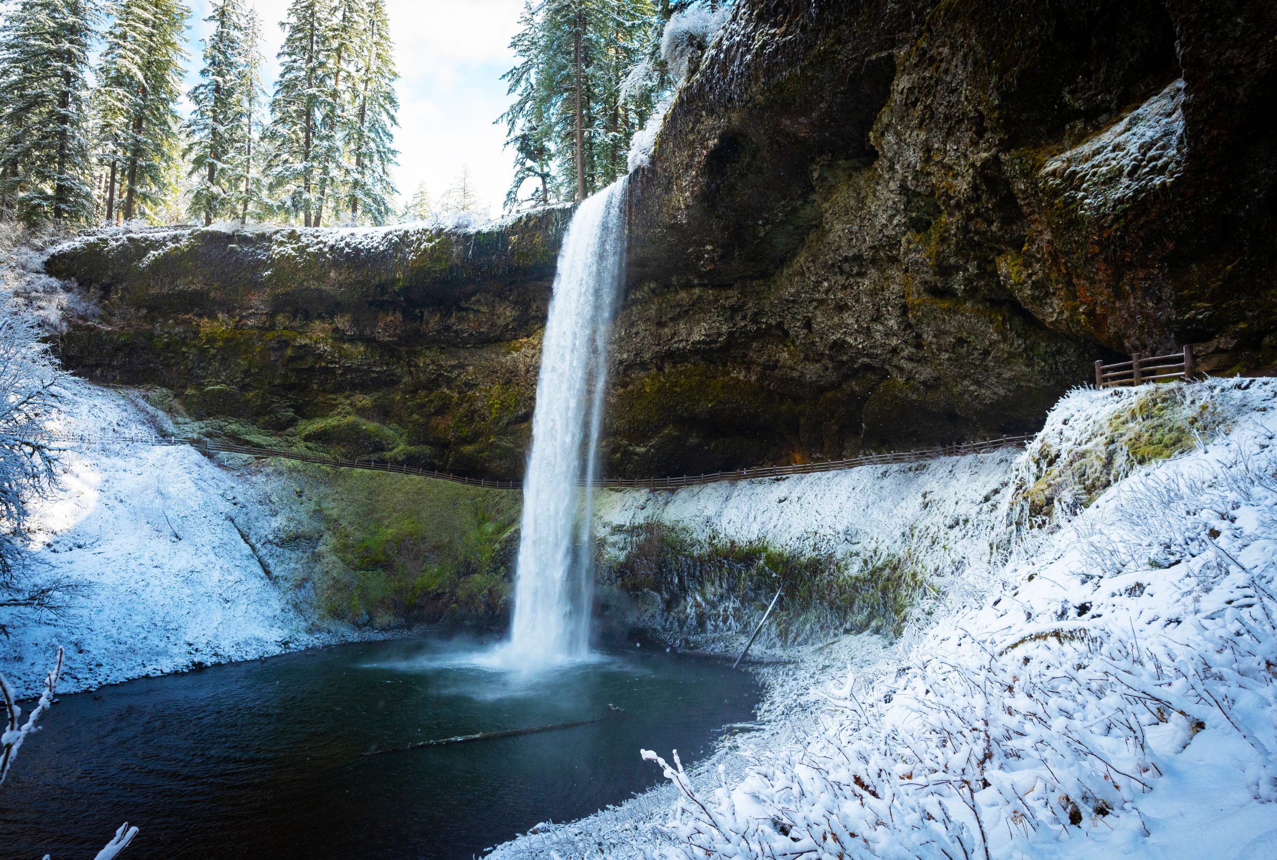 A cidade mais charmosa do Oregon para visitar neste inverno tem um parque estadual de topo à sua porta