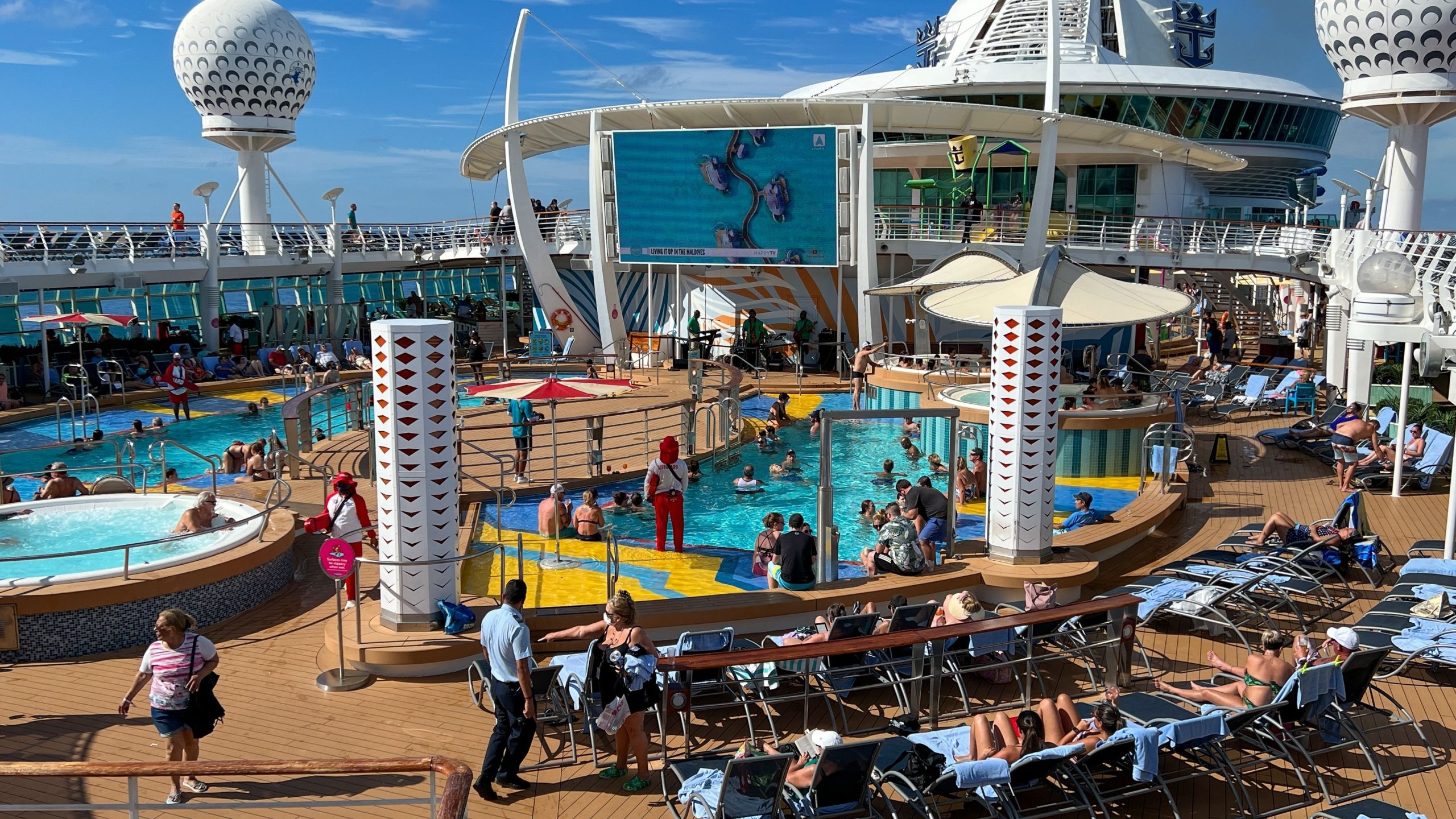 Royal Caribbean Invitado en Utopia of the Seas publica una foto problemática del área de la piscina que es molesto cruceros