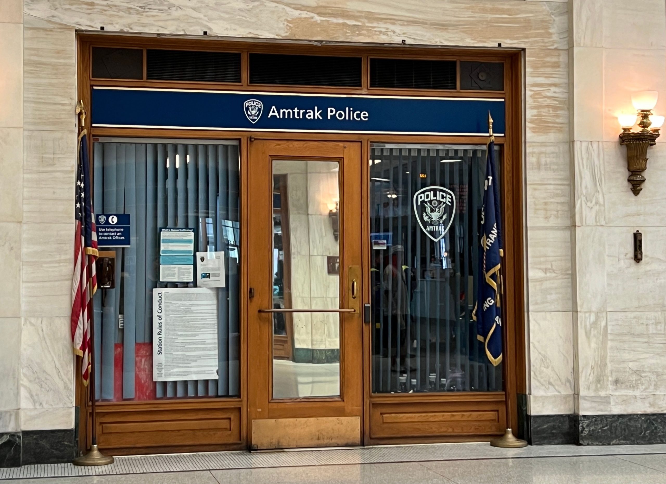 Amtrak Passenger intercepté au Trenton Transit Center pour une valise remplie d'armes
