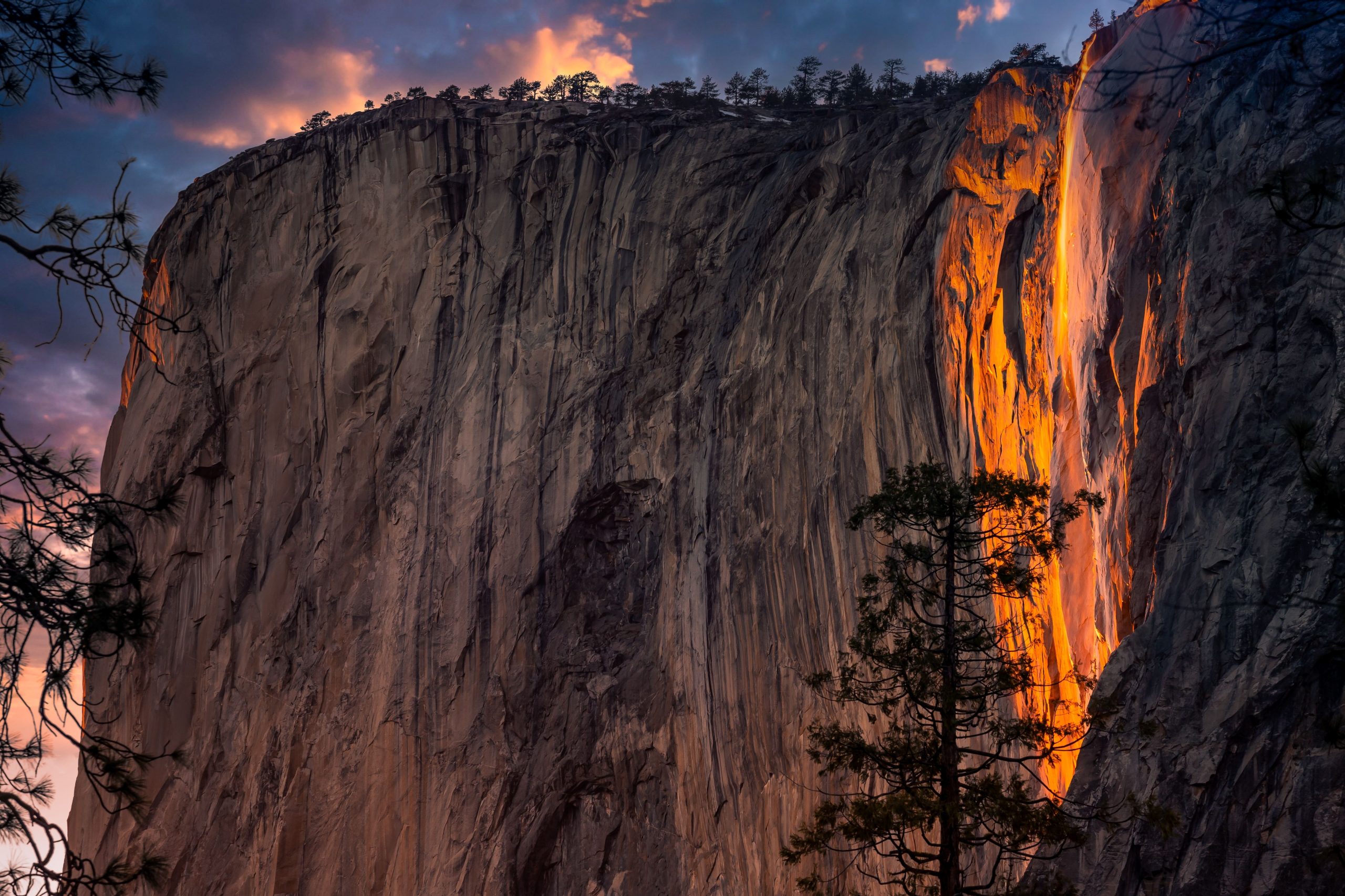 Le drapeau américain suspendu à Yosemite attire l'attention des spectateurs de la chute du feu