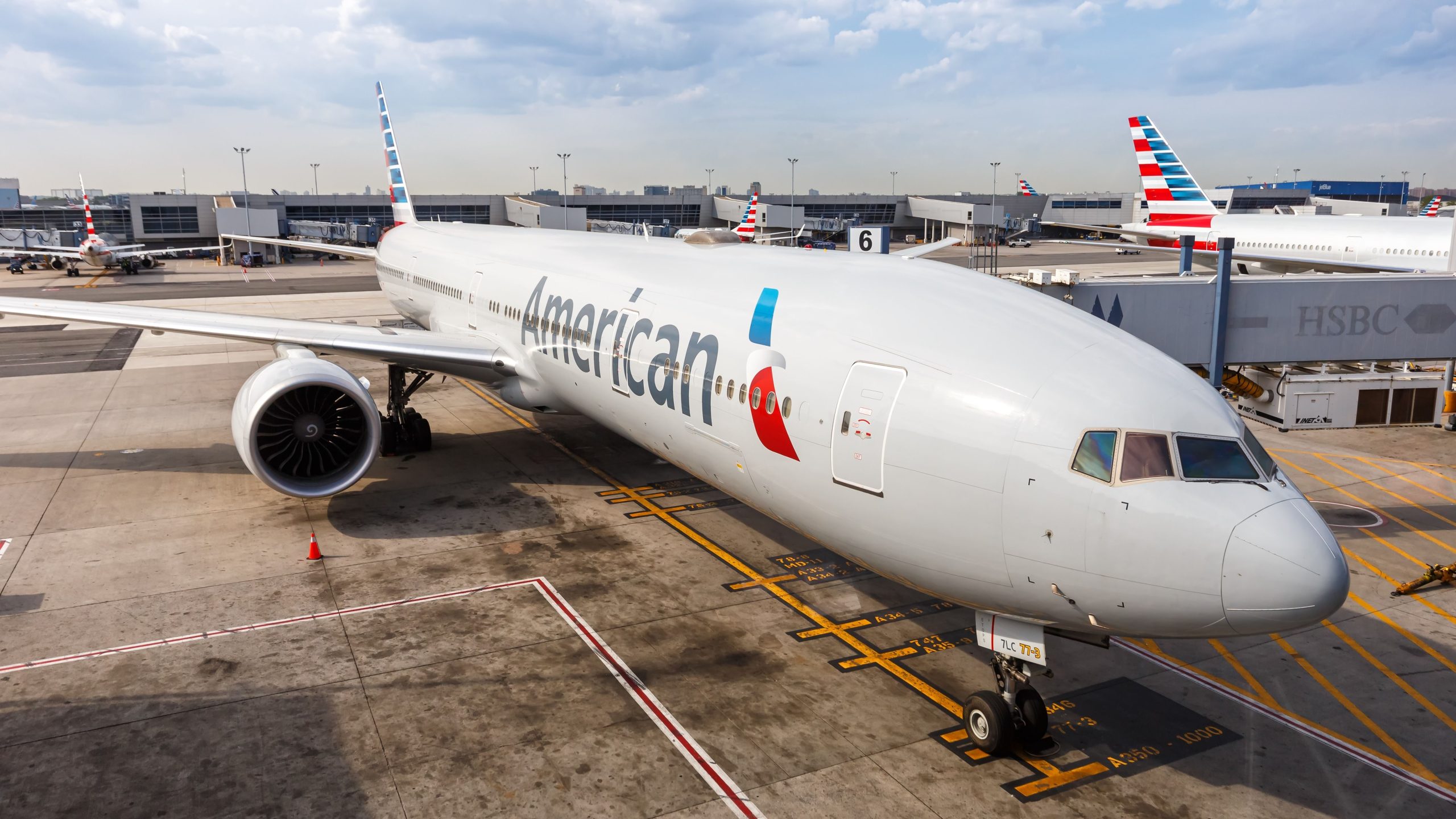 American Airlines Boeing 777-300er frappe Frontier Airlines Airbus A321neo à l'aéroport international de Miami