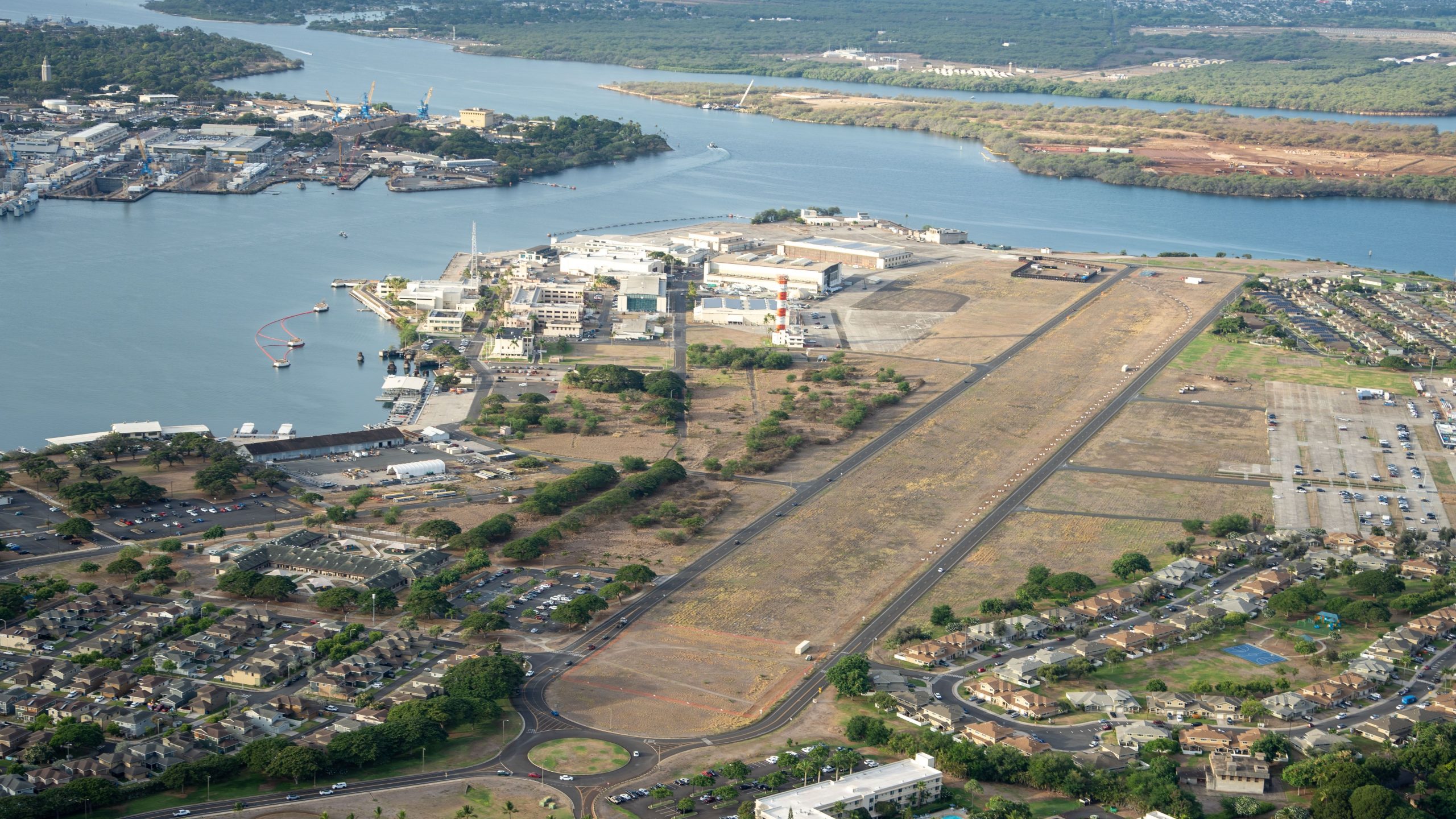60 minutos: las familias militares hablan sobre el agua contaminada con combustible para aviones en la base de la Fuerza Aérea de Pearl Harbor Hickam