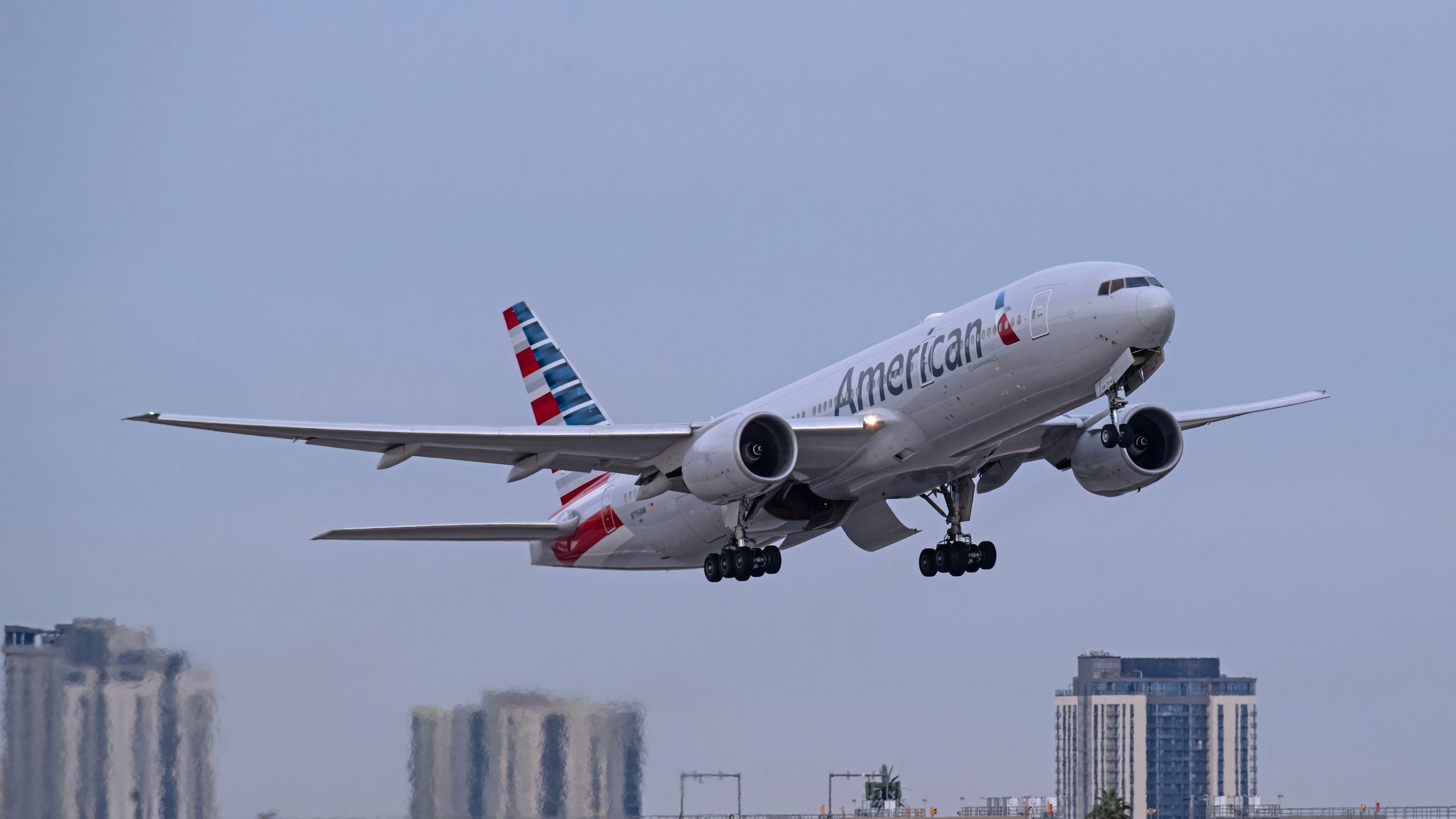 American Airlines Boeing 777-200er se détache vers Paris après une fuite de carburant suspectée