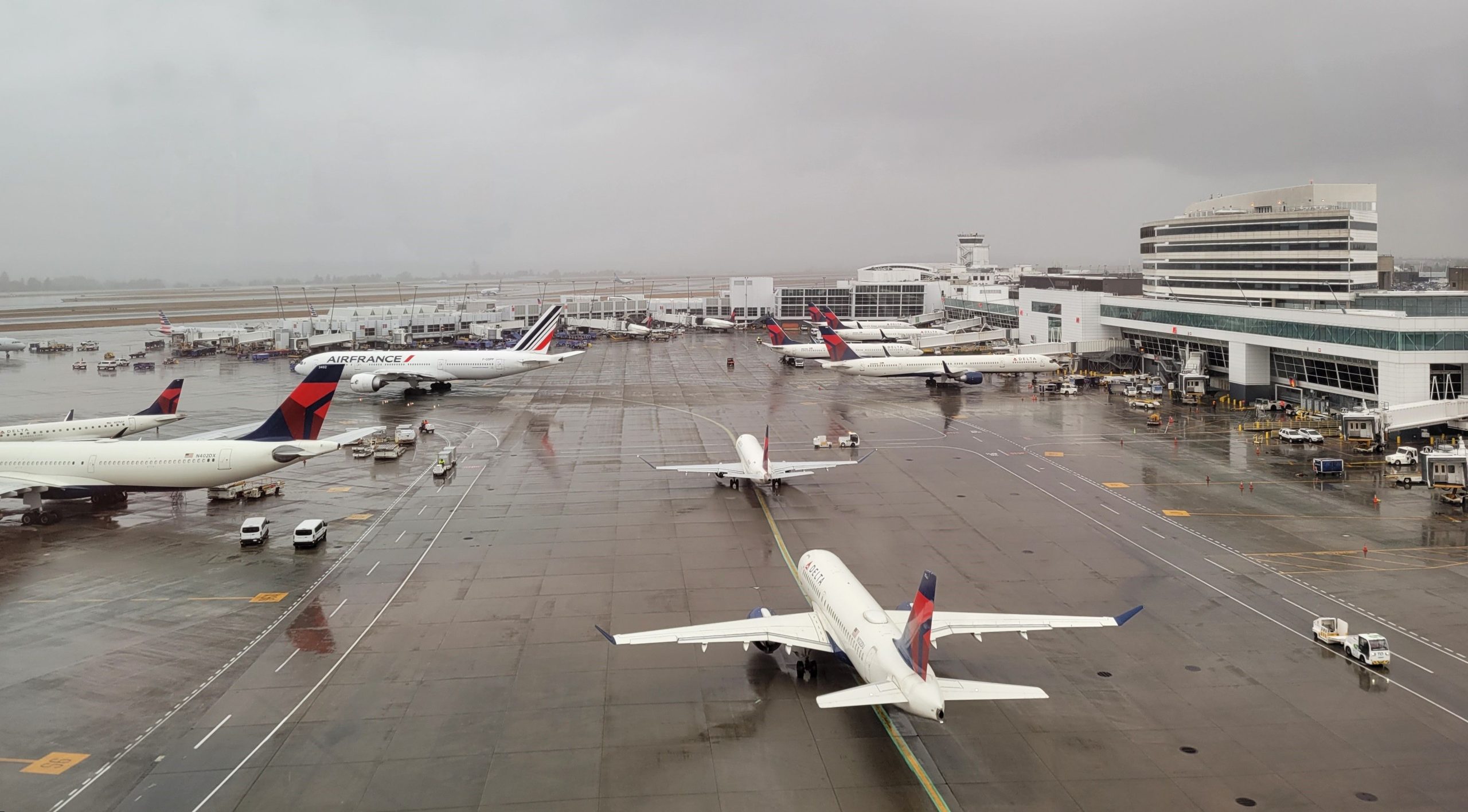 Vuelos afectados en el aeropuerto internacional de Seattle-Tacoma debido a interrupciones del sistema