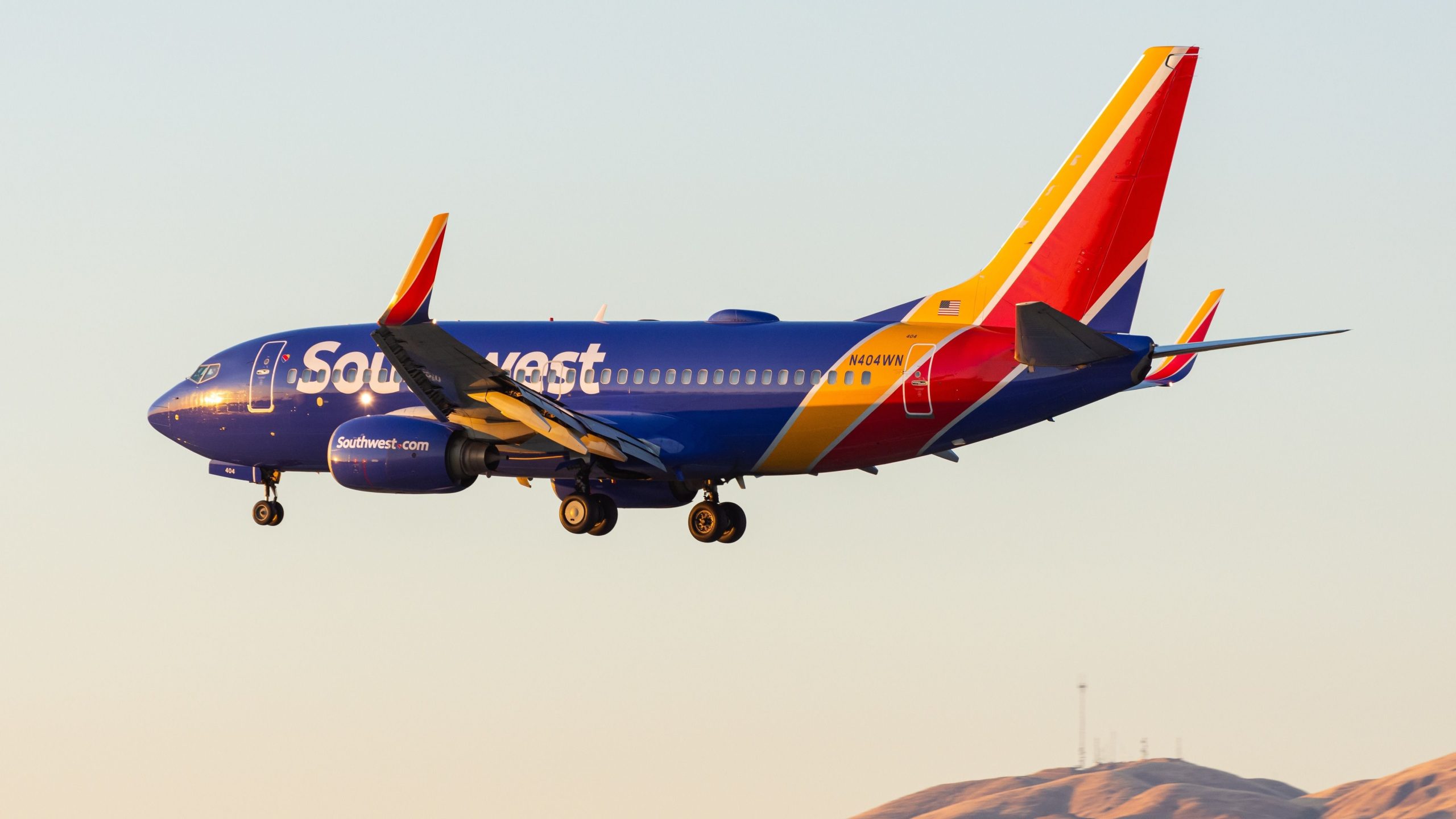 Southwest Airlines Boeing 737-700 regresa al servicio después de que los neumáticos estallan en Los Ángeles