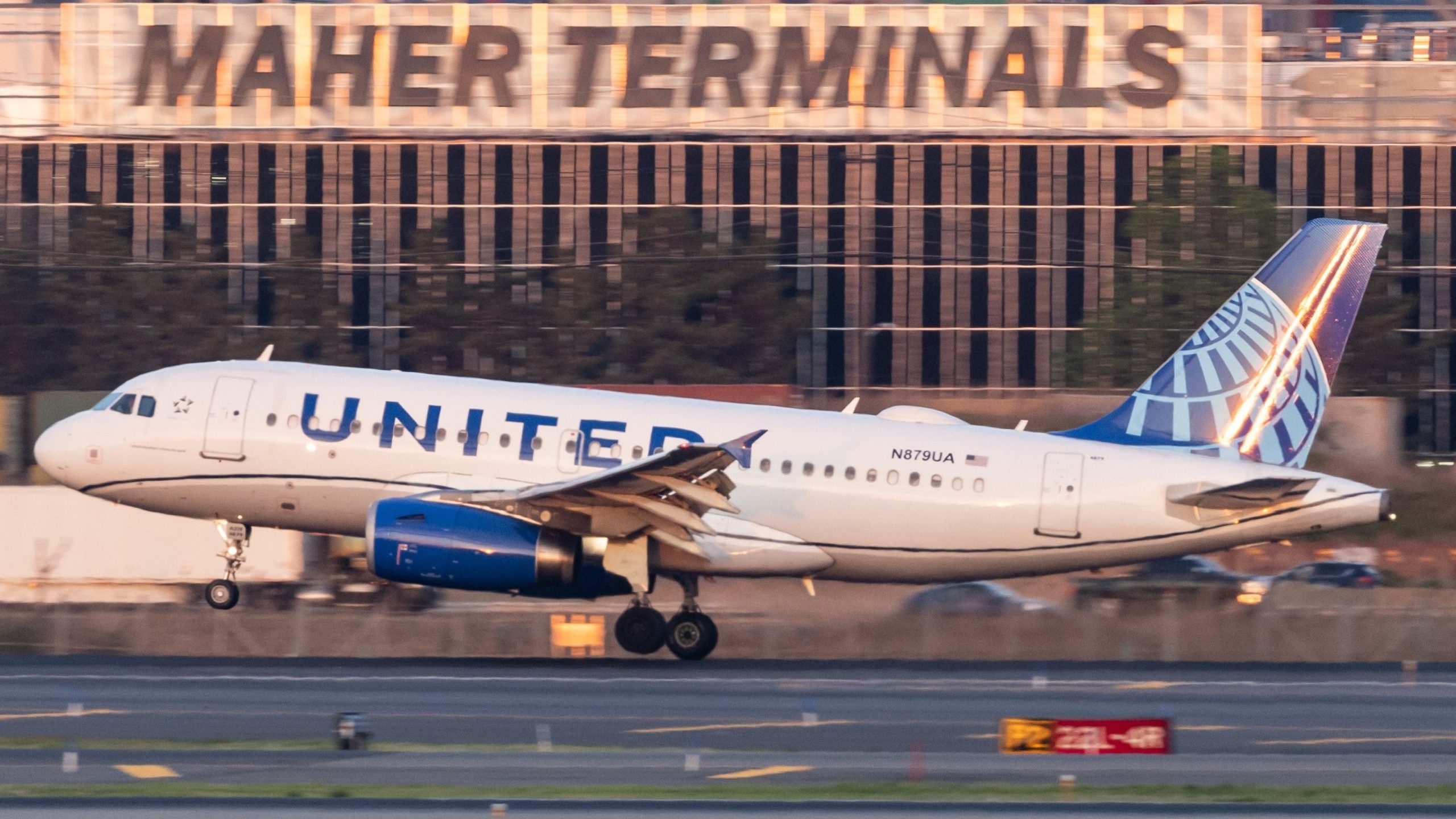 United Airlines Airbus A319 fait un atterrissage d'urgence sur le feu d'alerte de porte