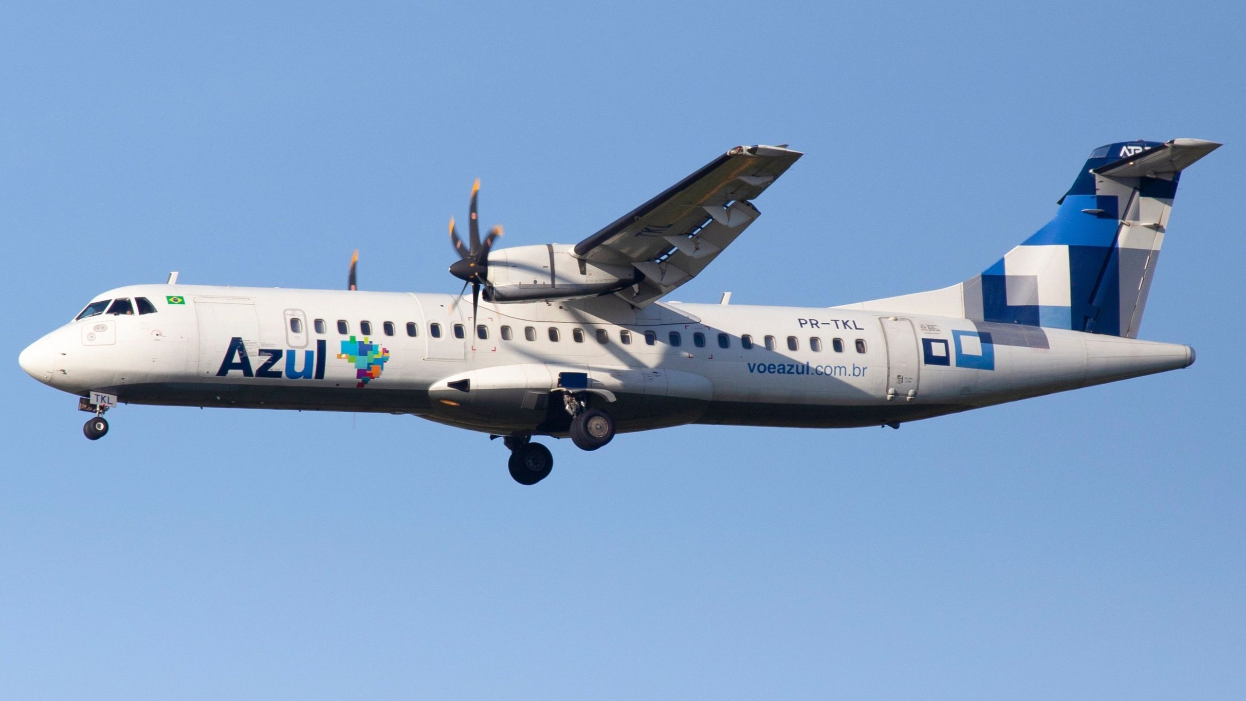 Azul ATR-72 revient à Recife après l'indication des incendies du moteur