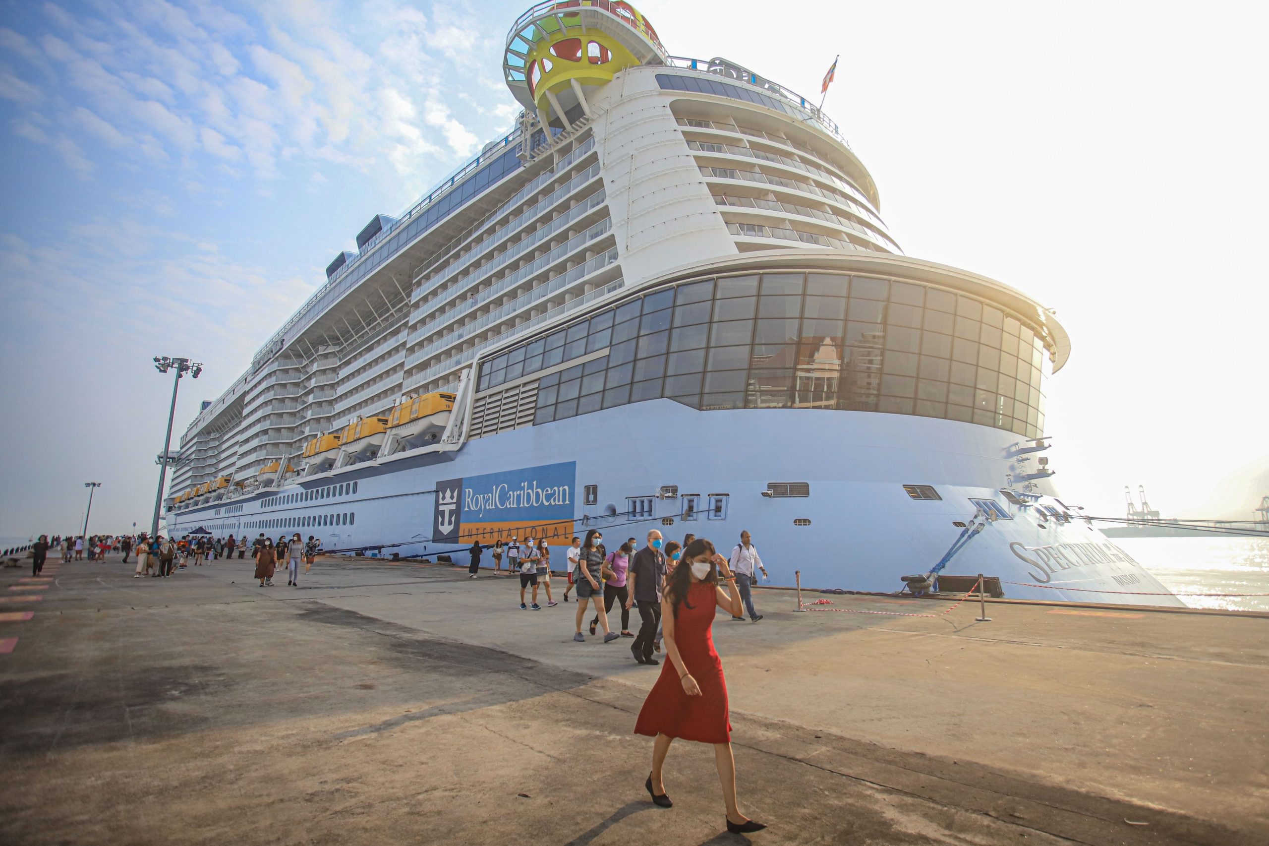 El barco de Royal Caribbean que sale de Tampa aumenta las medidas de desinfección después de que el brote deja a casi 100 invitados enfermos