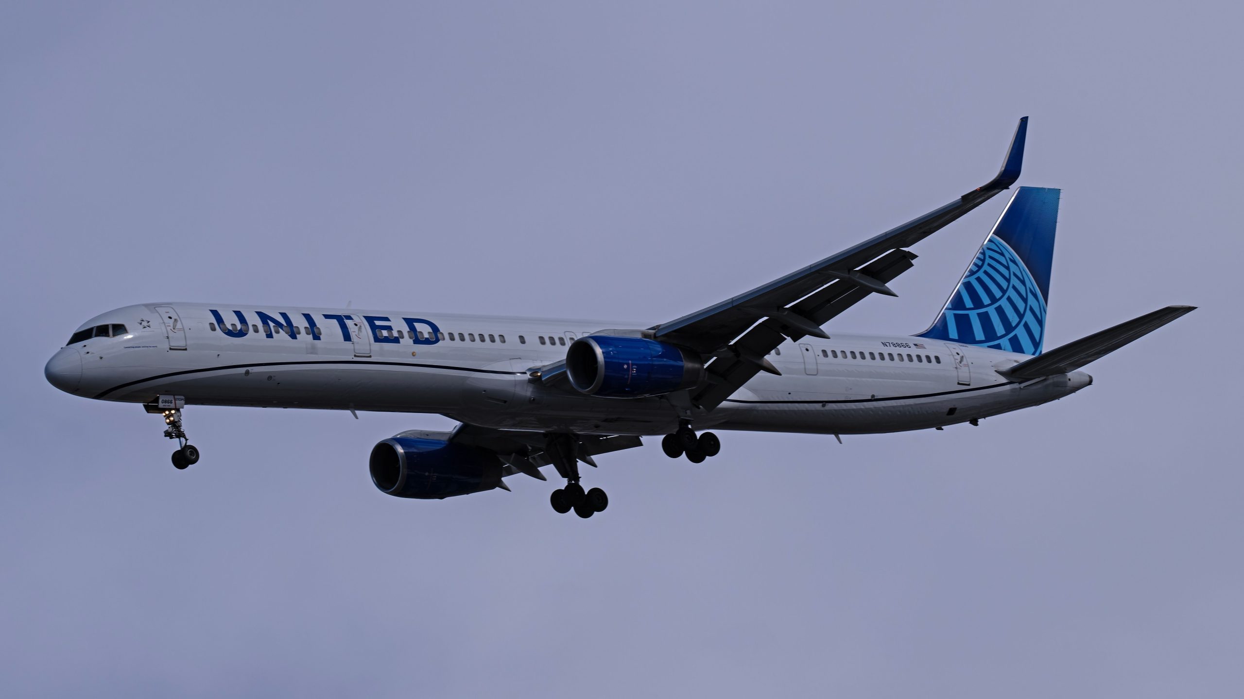 Investigación de la FAA: el vuelo con destino a la víspera de Año Nuevo de United Airlines Boeing 757 regresa a LAX debido a problemas del motor