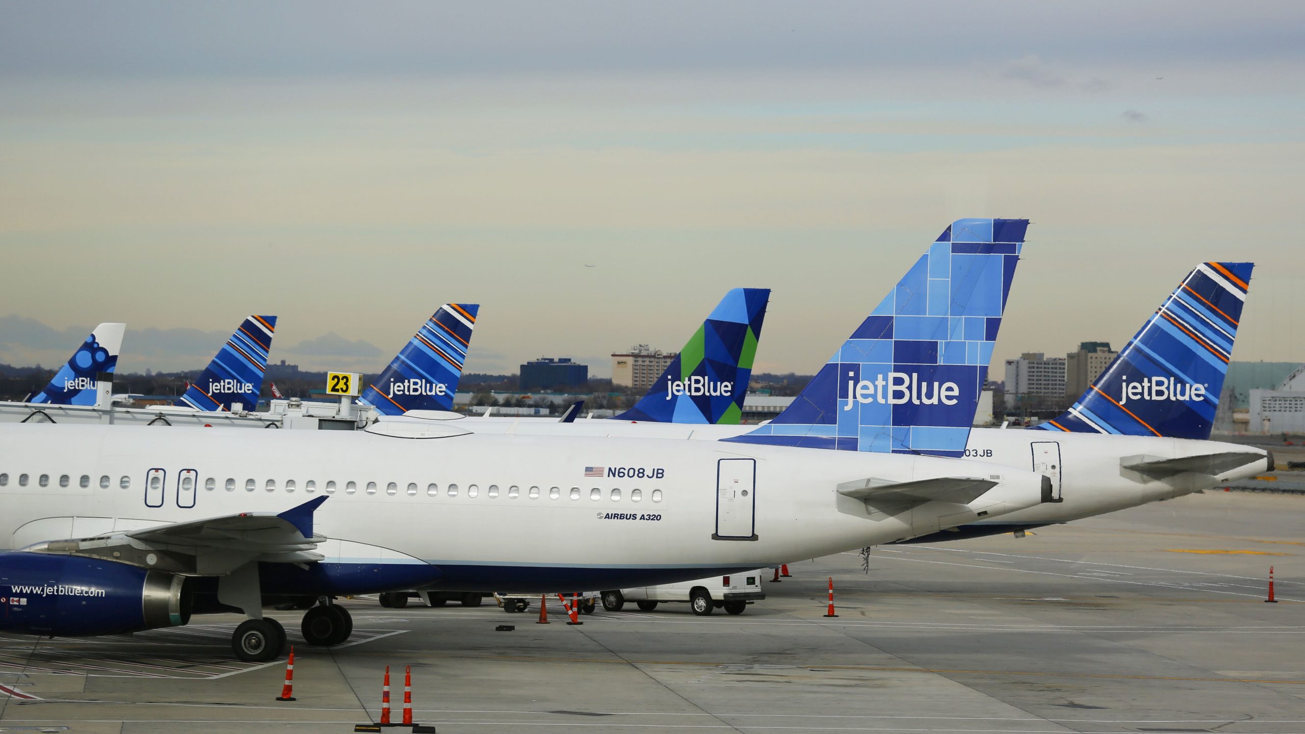Il miliardario Carl Icahn acquista una partecipazione vicino al 10% in JetBlue e le azioni aumentano