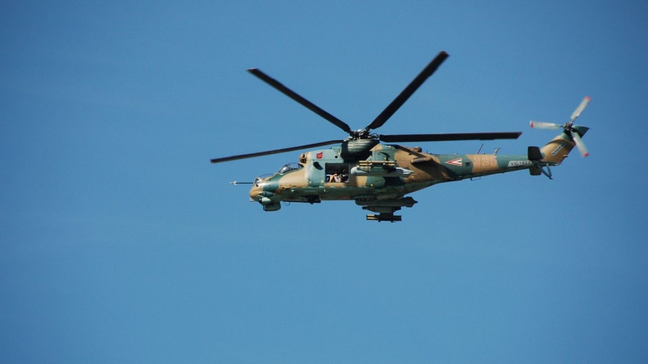 US Navy EA-18G Growler élimine l'hélicoptère hinding houthi Mi-24