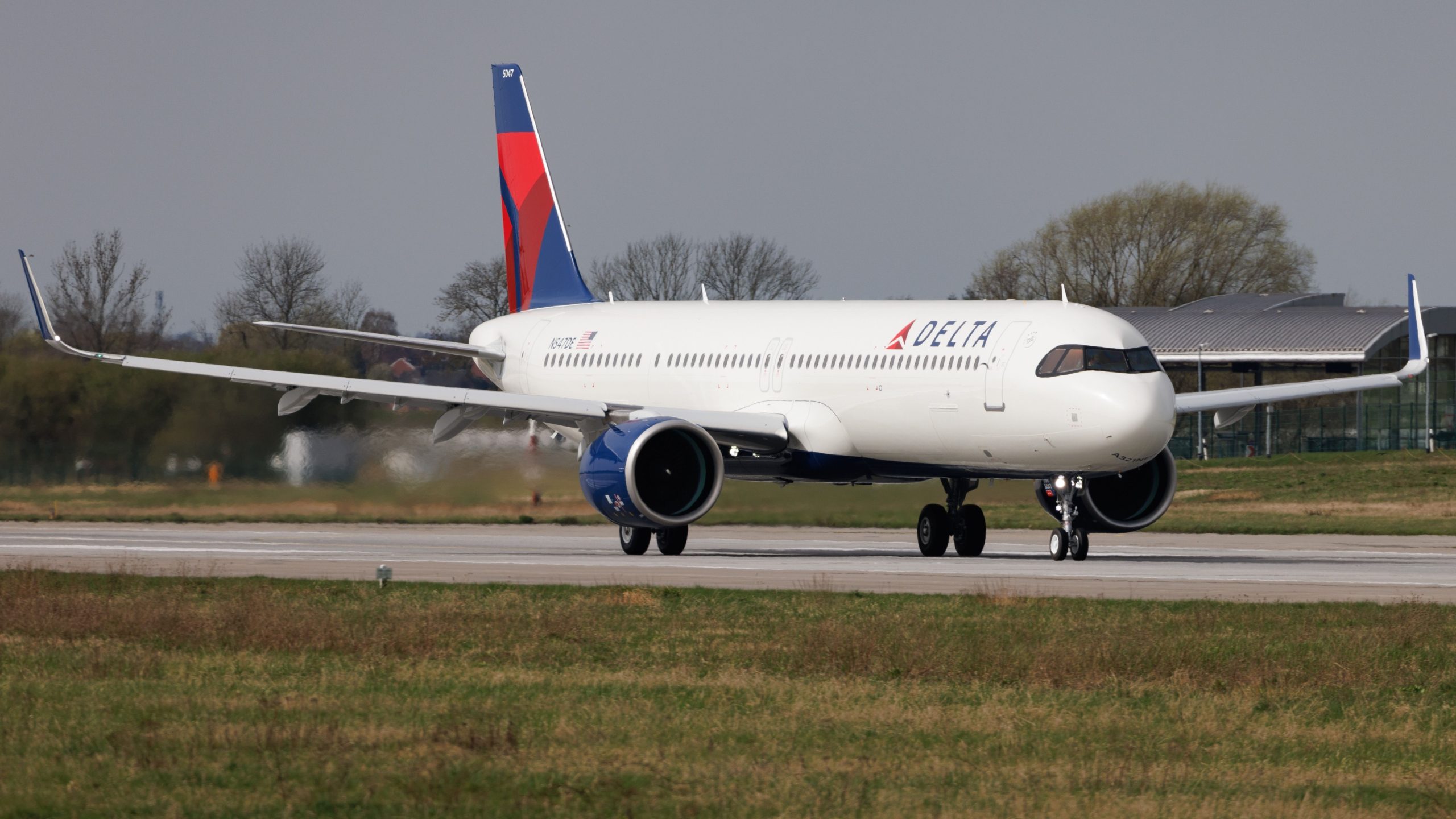 Otro pasajero atrapado tratando de guardar en un vuelo de Delta Air Lines