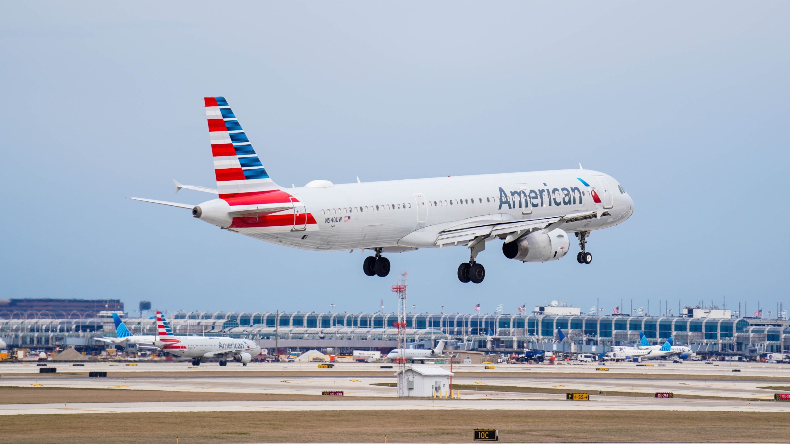 El vuelo de American Airlines se retrasó casi 7 horas después de problemas falsos de pasaporte y tren de aterrizaje