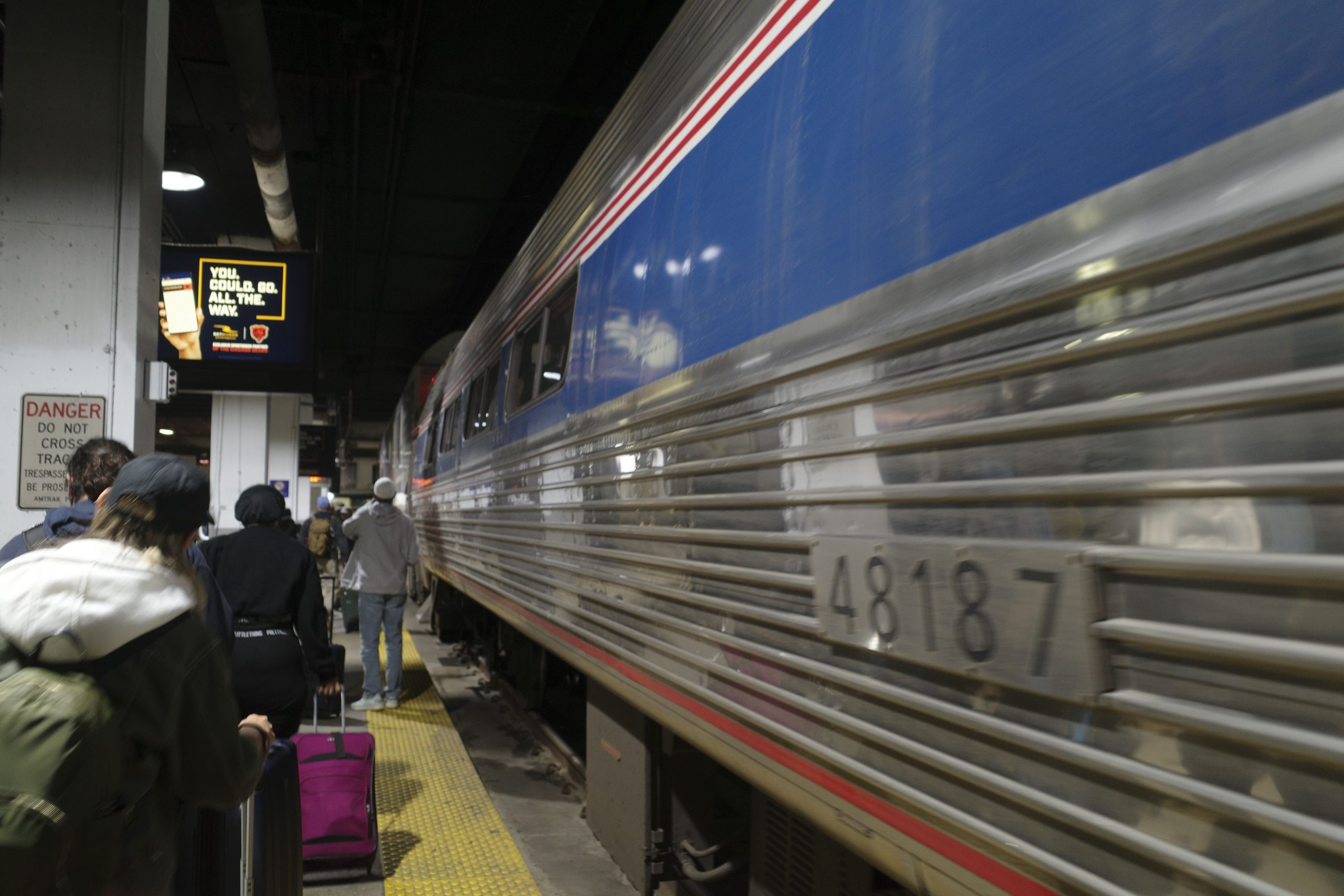 Visual raro na Chicago Union Station como o trem de motor triplo Amtrak é visto