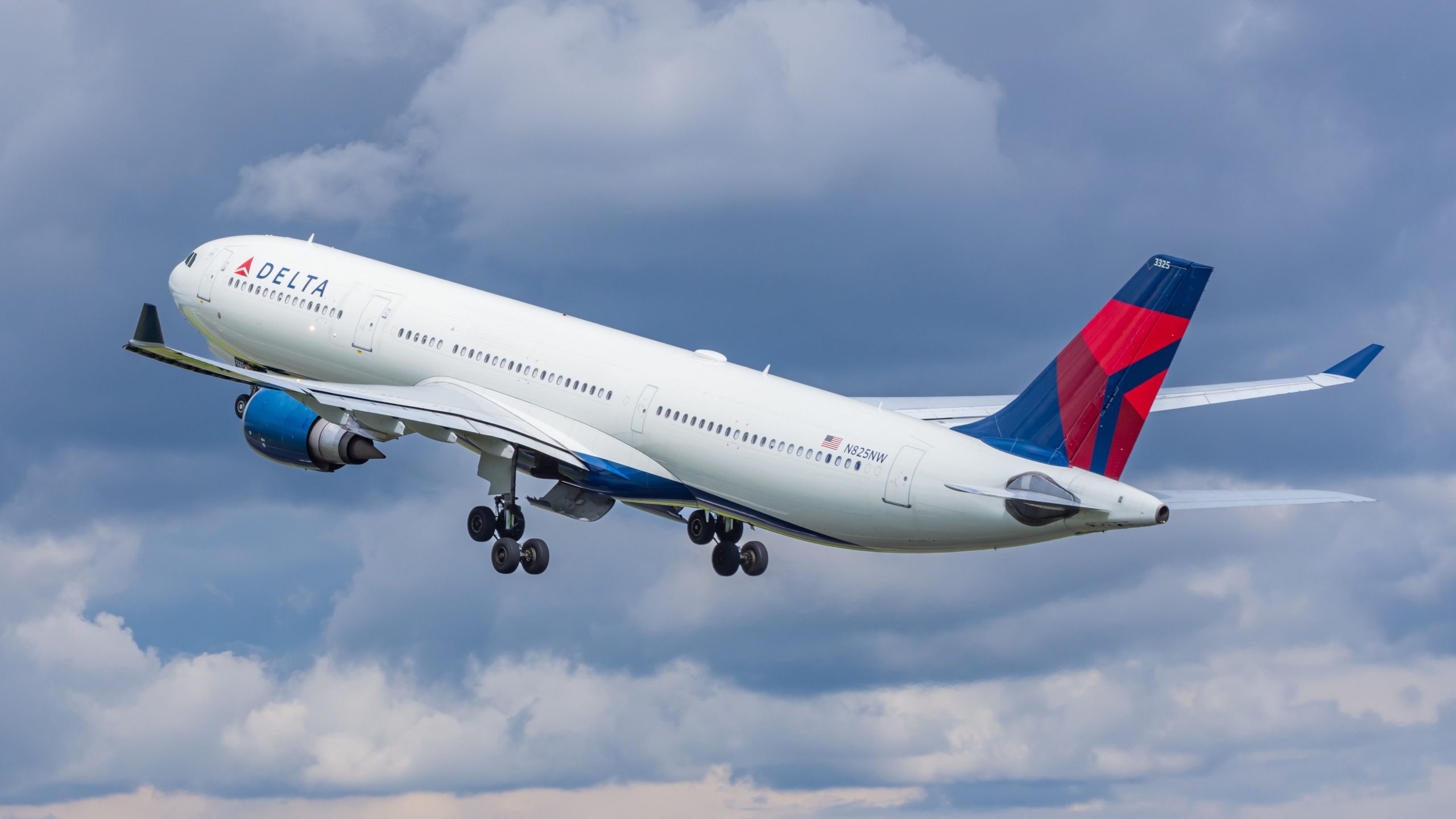 Delta Air Lines Airbus A330-300 retorna a Boston depois de ser atingido por um raio