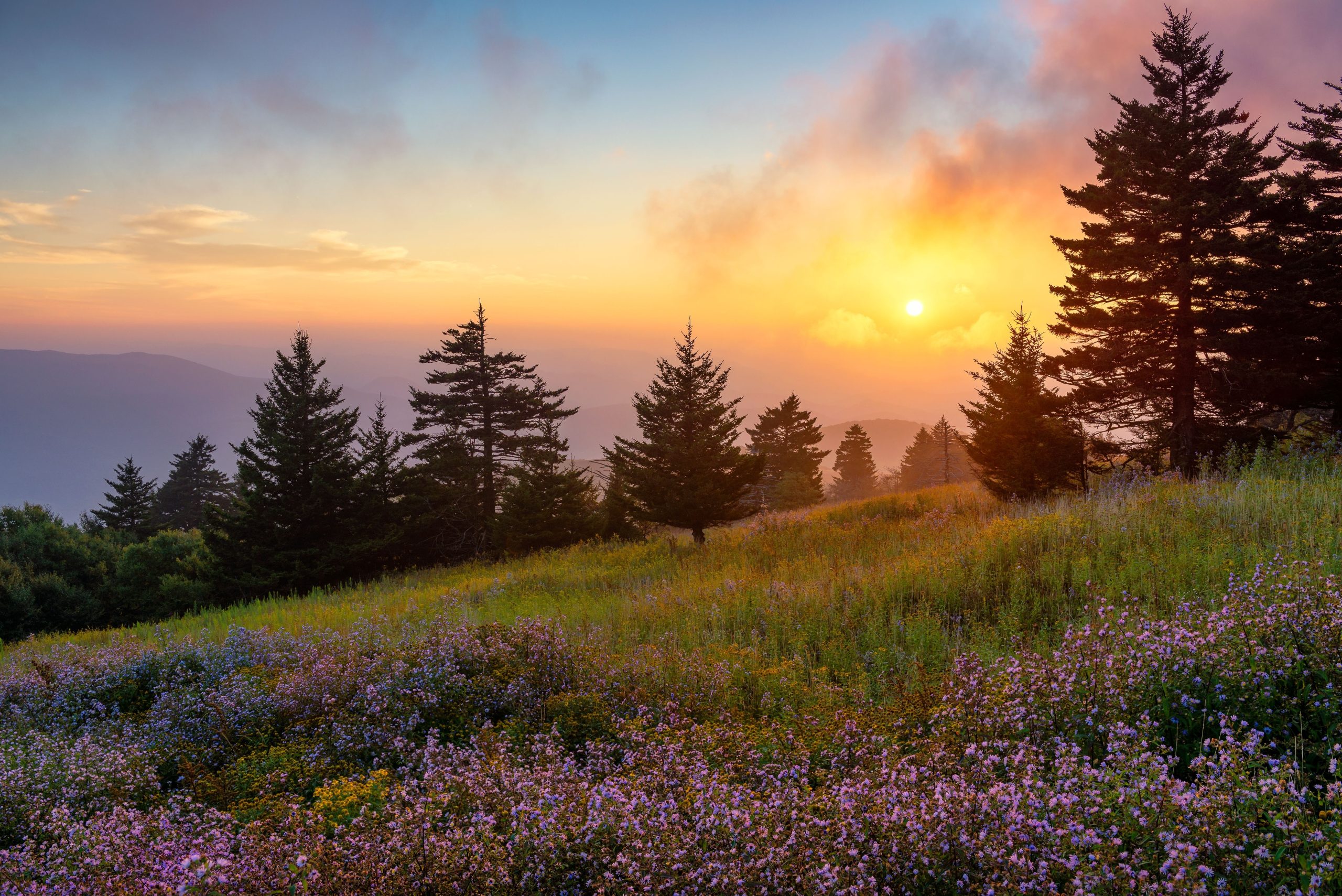 7 pequeñas ciudades de montaña más asequibles en la costa este para el otoño