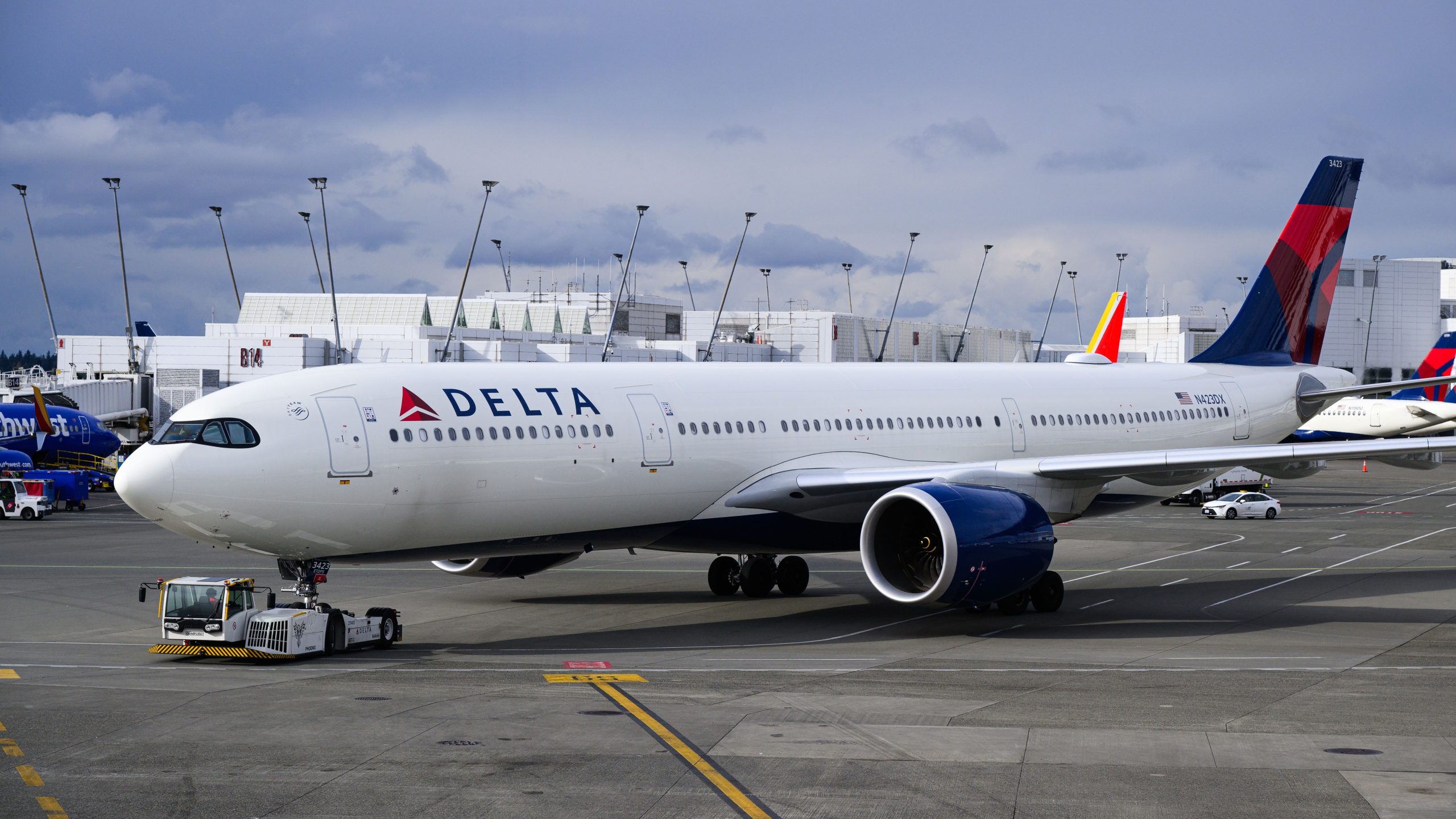 Delta Airbus A330Neo diretto a Parigi ritorna a Boston seguendo i fumi in cabina