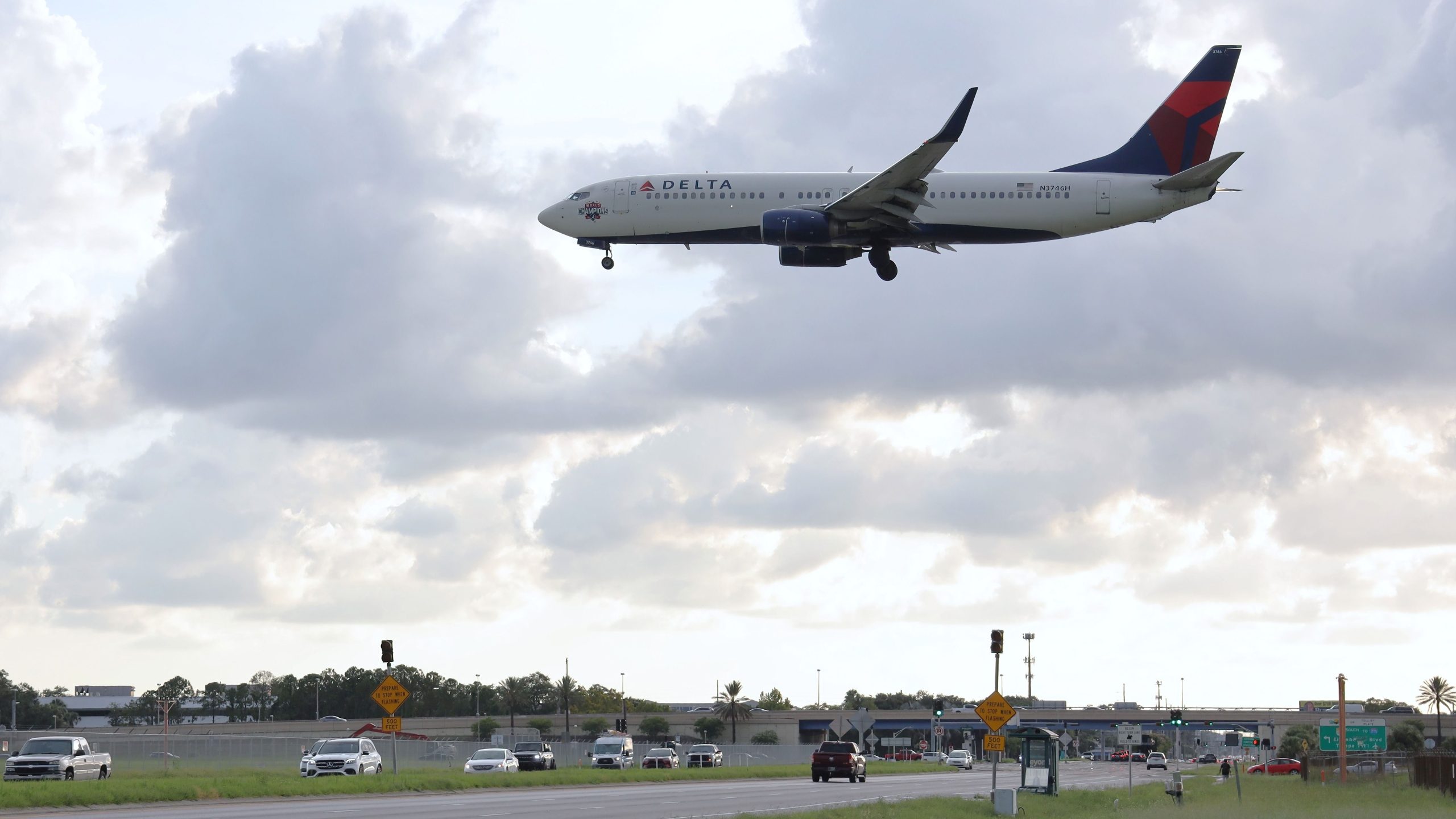 L'aéroport international de Tampa émet un arrêt au sol alors que la tempête tropicale Debby s'approche de la force des ouragans