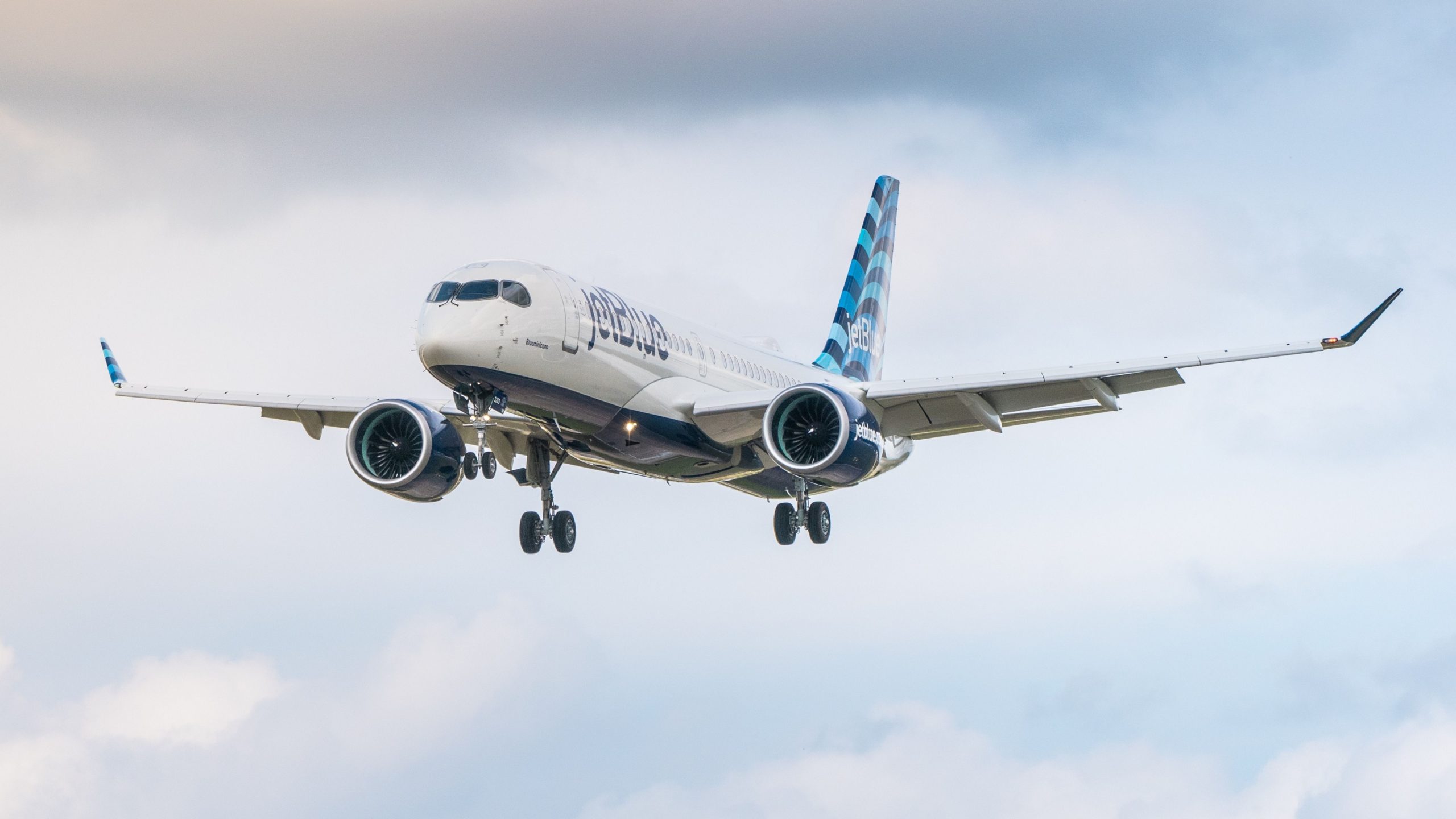 JetBlue Aggiorna offerte di bevande in volo con crema bourbon su misura