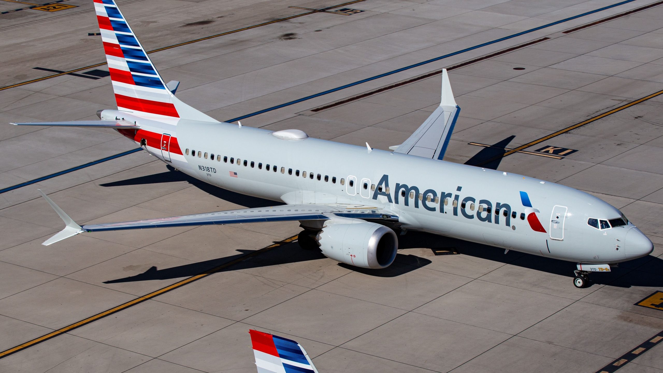 American Airlines revisa las reglas para sacar a los pasajeros de los aviones después de las controversias recientes