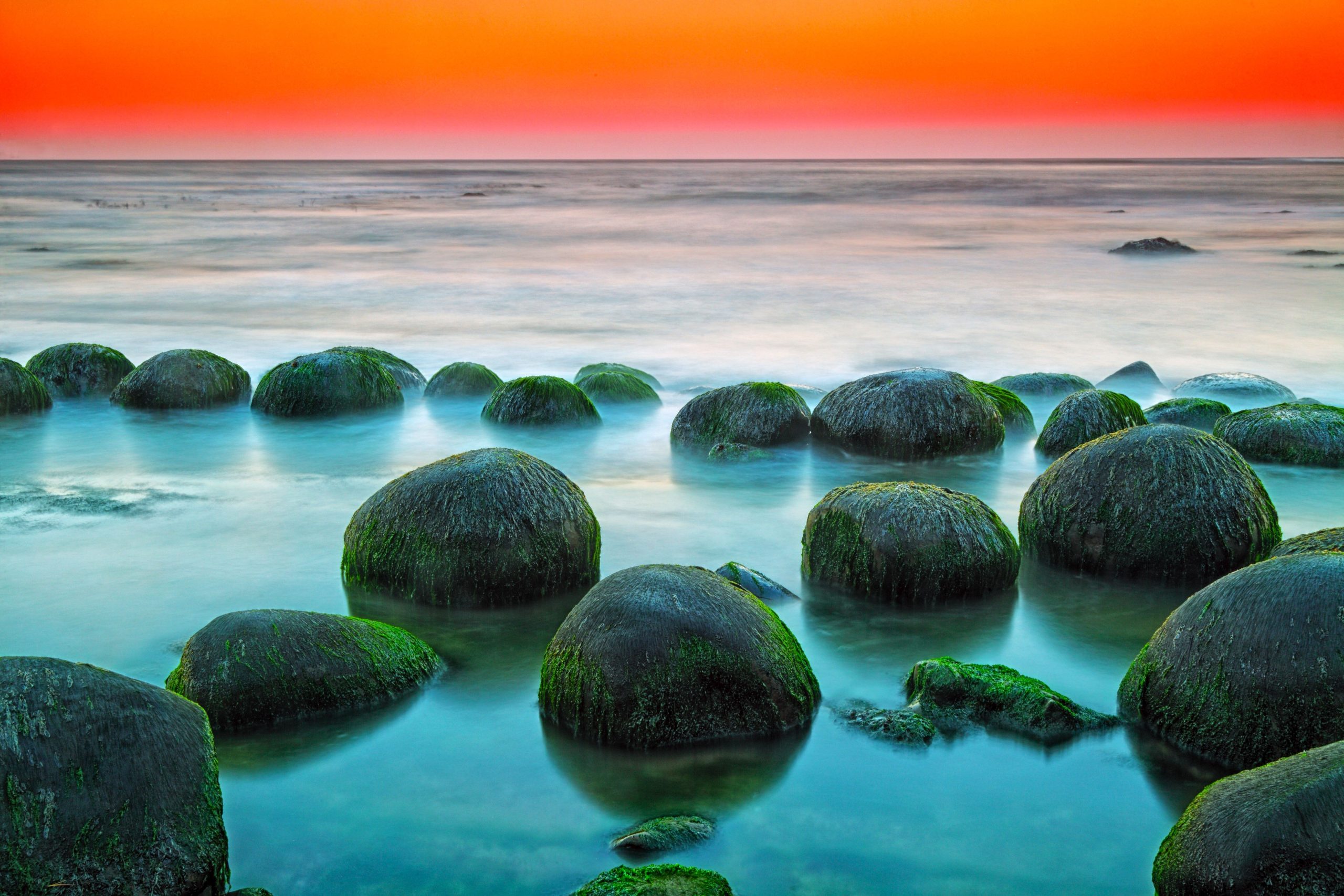 Uma praia subestimada da Califórnia esconde um raro fenômeno geológico sob suas ondas