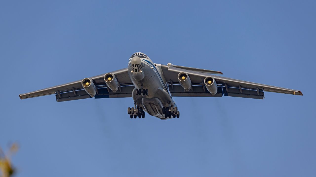 Tiro paramilitar sudaneses no avião de carga dos Emirados Árabes Unidos carregando seus suprimentos por engano