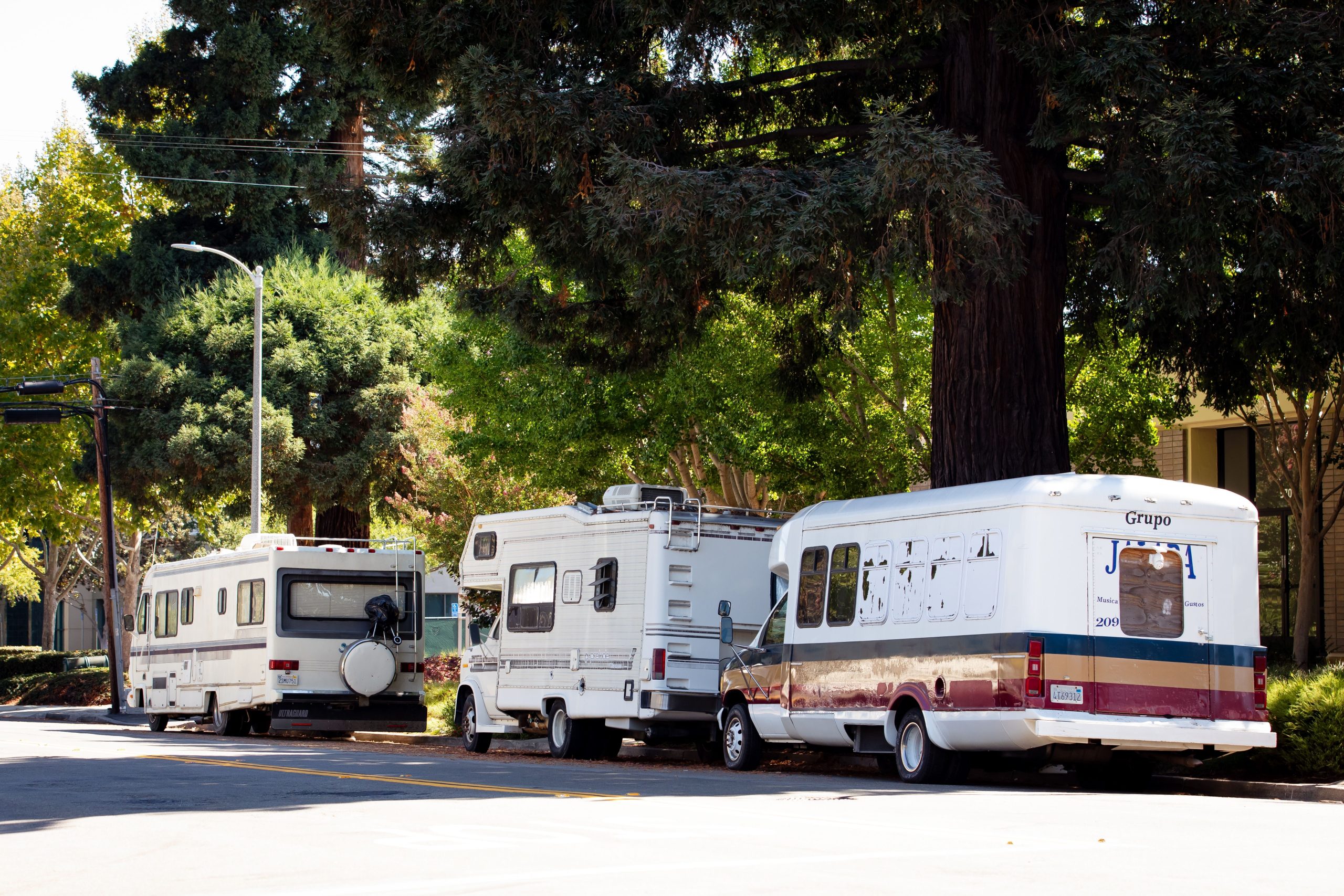 I californiani si rallegrano dopo 70 camper hanno finalmente preso lo stivale da una piccola città