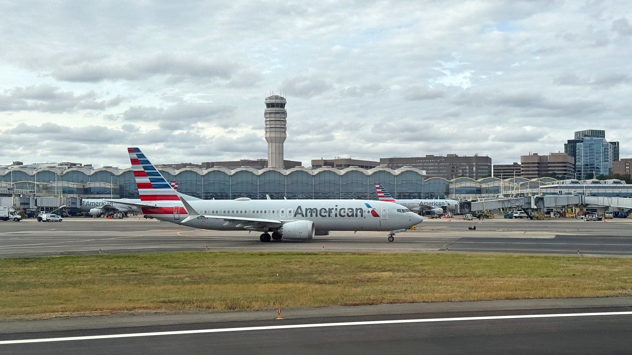 FAA Osts 3 Gerentes de ATC del Aeropuerto Nacional Reagan después de una lucha violenta