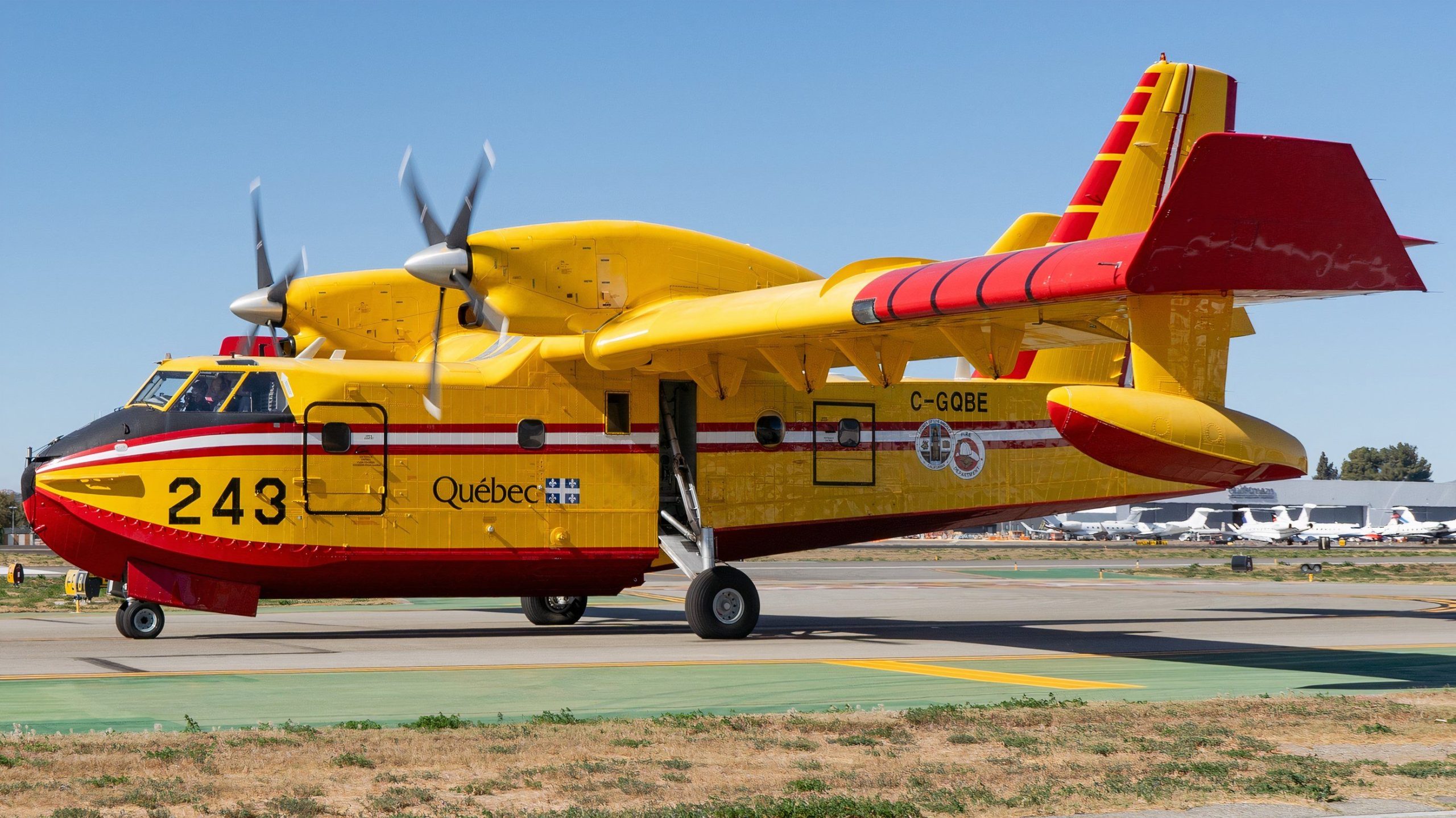 Airborne superscooper combattant les incendies de Los Angeles endommagés après collision de drones