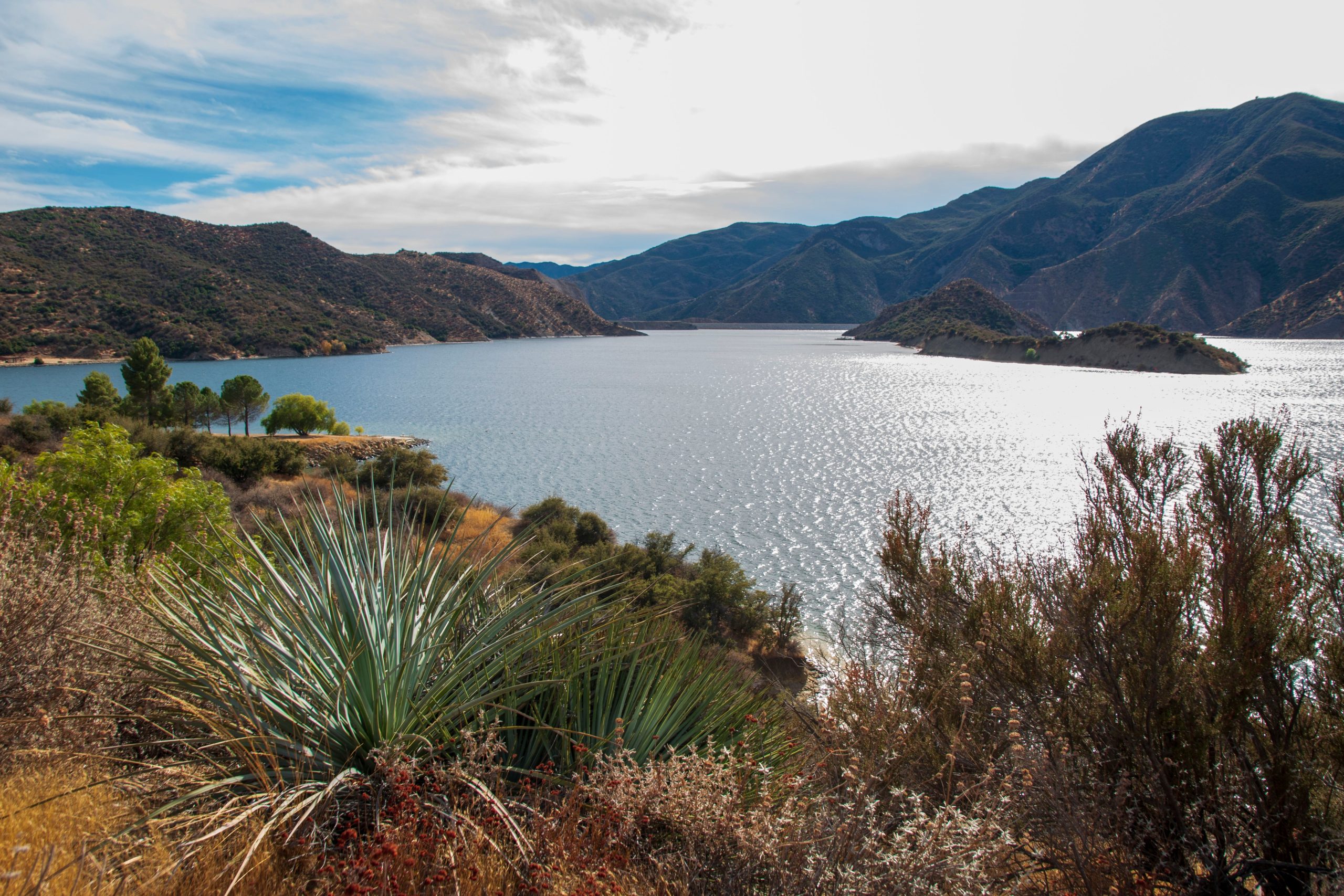 L'un des lacs les plus sous-estimés de la Californie est un lieu de forêt nationale pittoresque près de Los Angeles