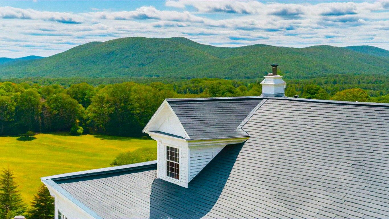 Por que ninguém quer comprar esta linda casa de 100 acres da Nova Inglaterra, apesar de um preço razoável