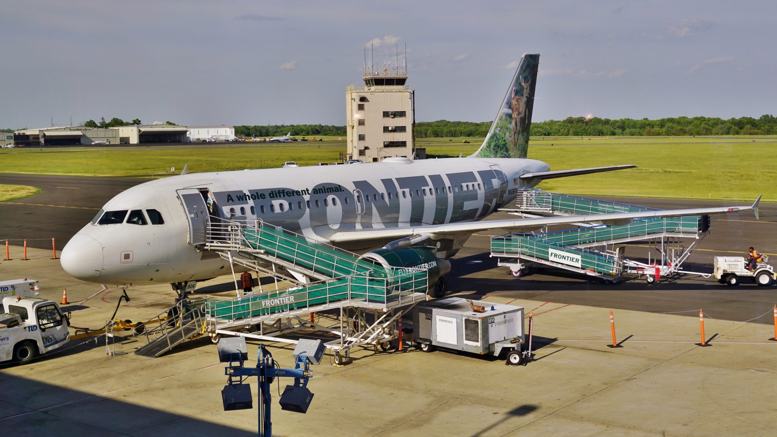 A Frontier Airlines descreve as pontes de jato como o "beijo da morte" para a eficiência