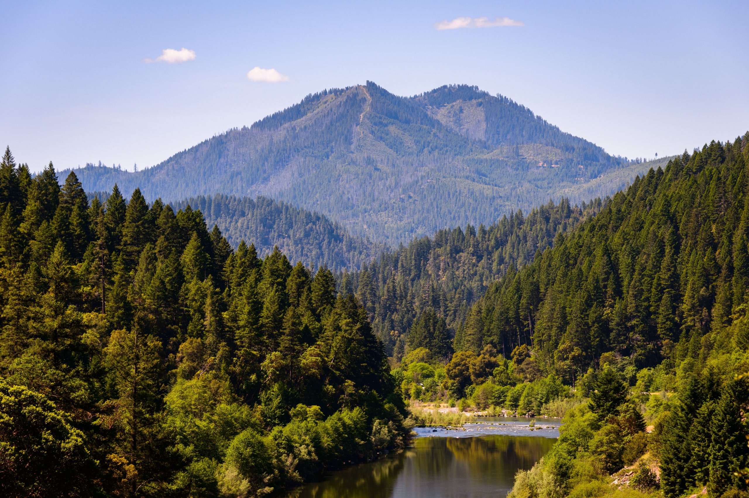 Esta carretera remota se mueve con sus espectaculares vistas de montañas, lagos y Bigfoot