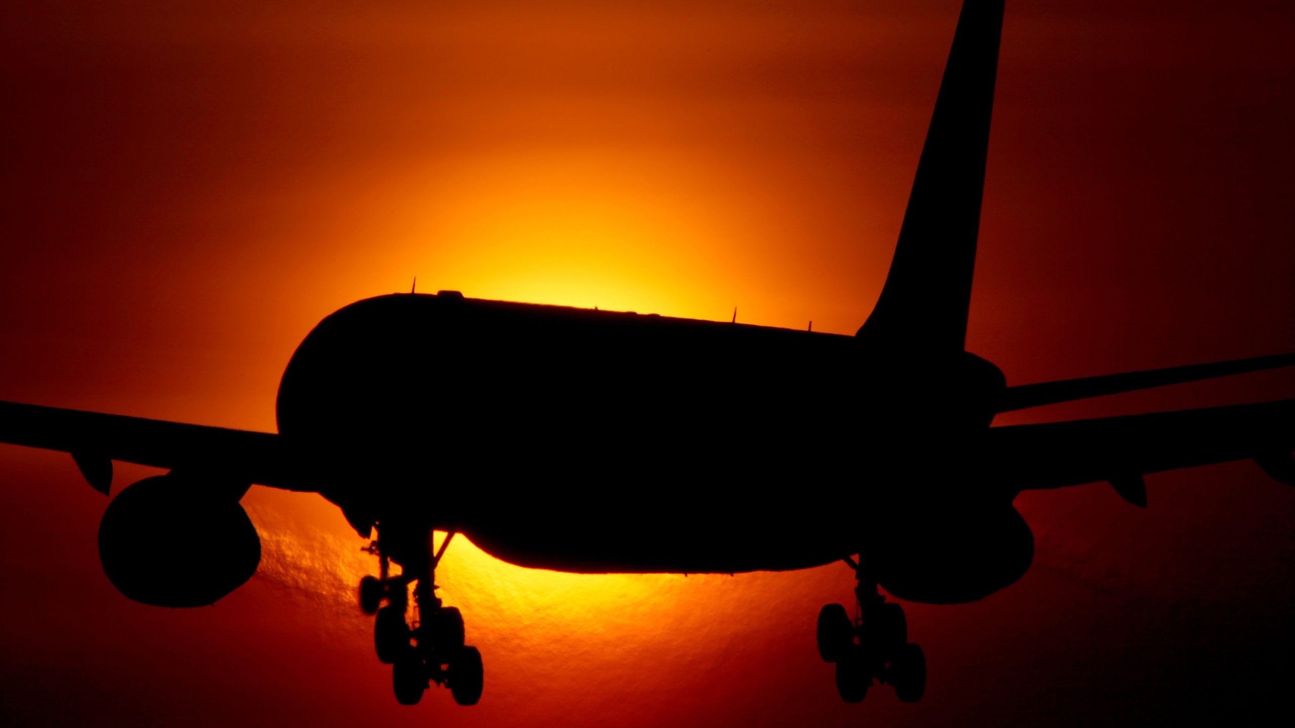 El aumento del tráfico aéreo debido al eclipse solar causa paradas de tierra en algunos aeropuertos de los EE. UU.