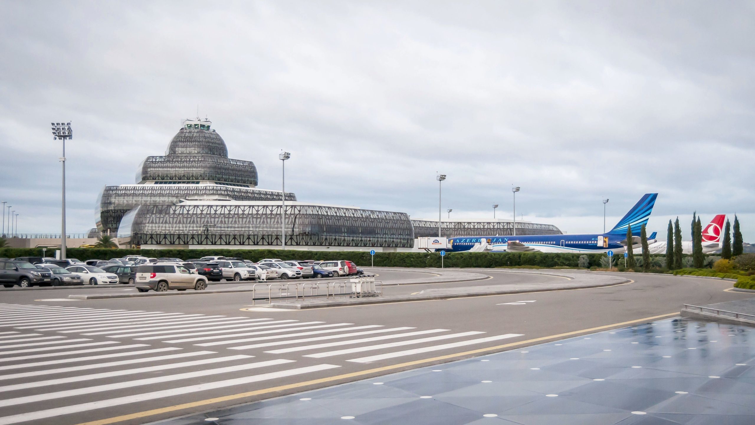 Azerbaiyan Airlines instala el vuelo J28243 Memorial Stand en la Terminal 2 del aeropuerto de Bakú