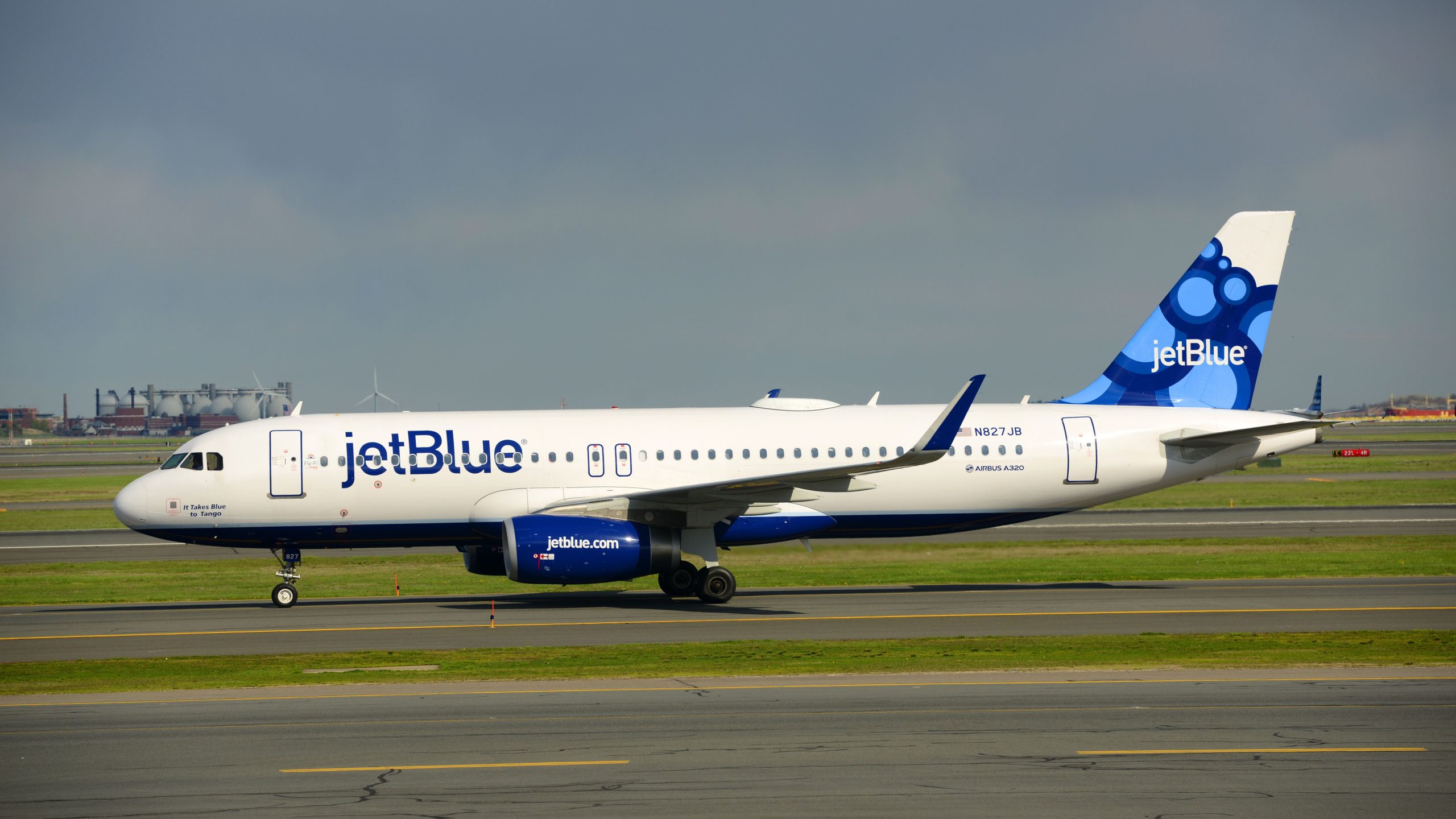 Le vol JetBlue retardé après l'ouverture de la sortie d'urgence du passager