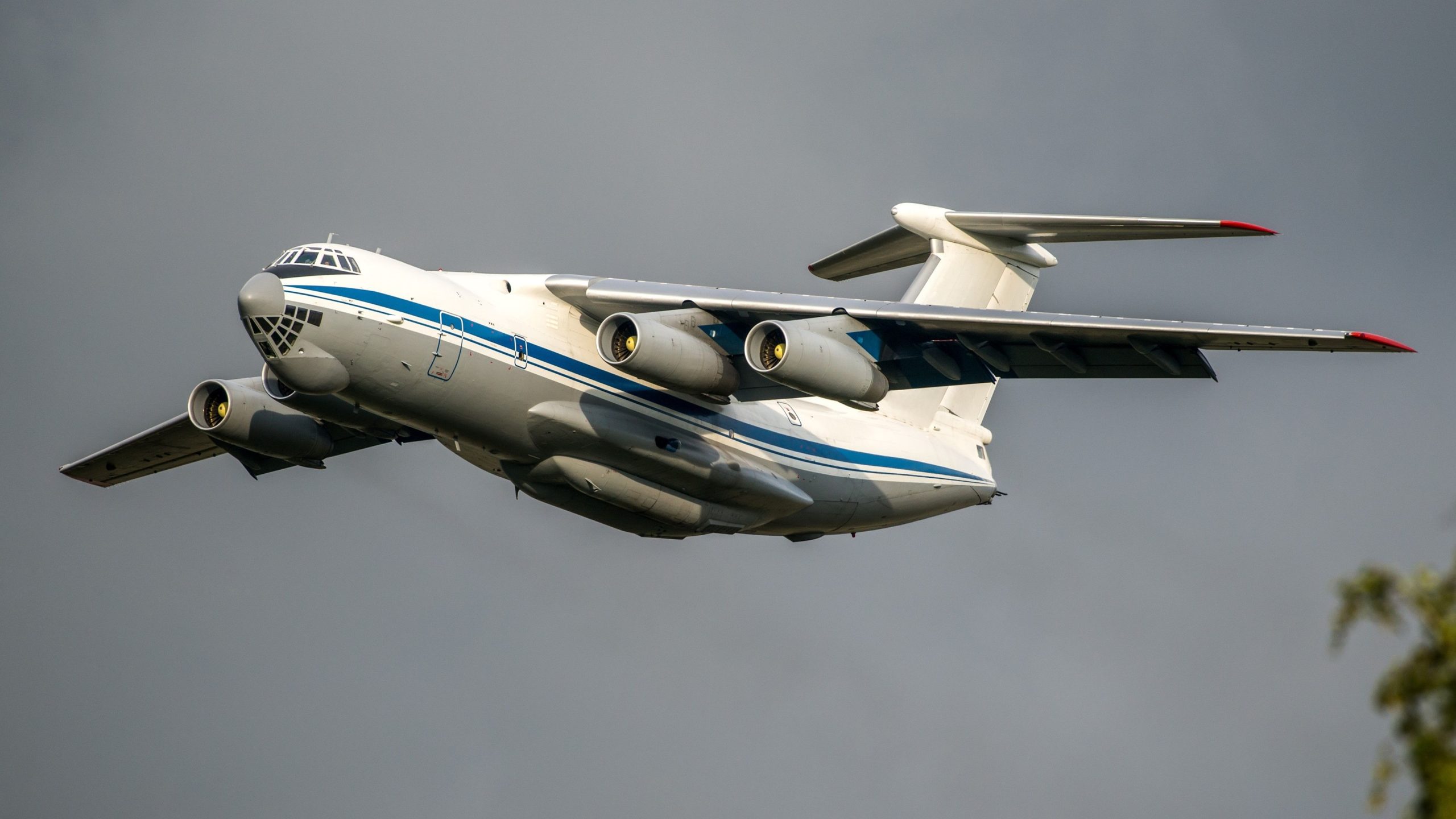 Le feu de moteur fait tomber les avions de transport Ilyushin IL-76 de Force aérienne russe
