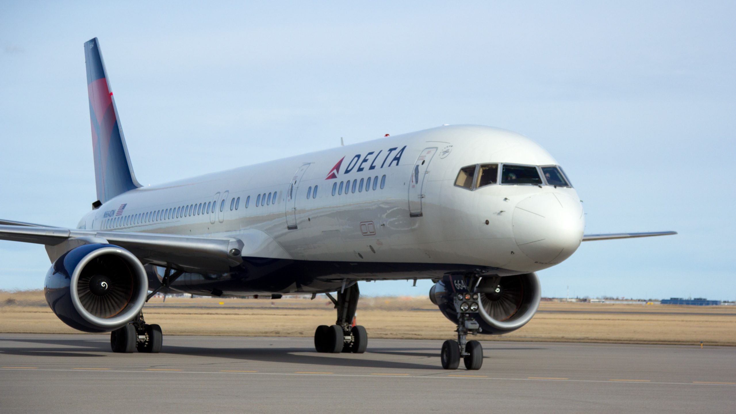 Atlanta Bound Delta Boeing 757 aborte l'approche au milieu d'une indication de l'engrenage nasal dangereux