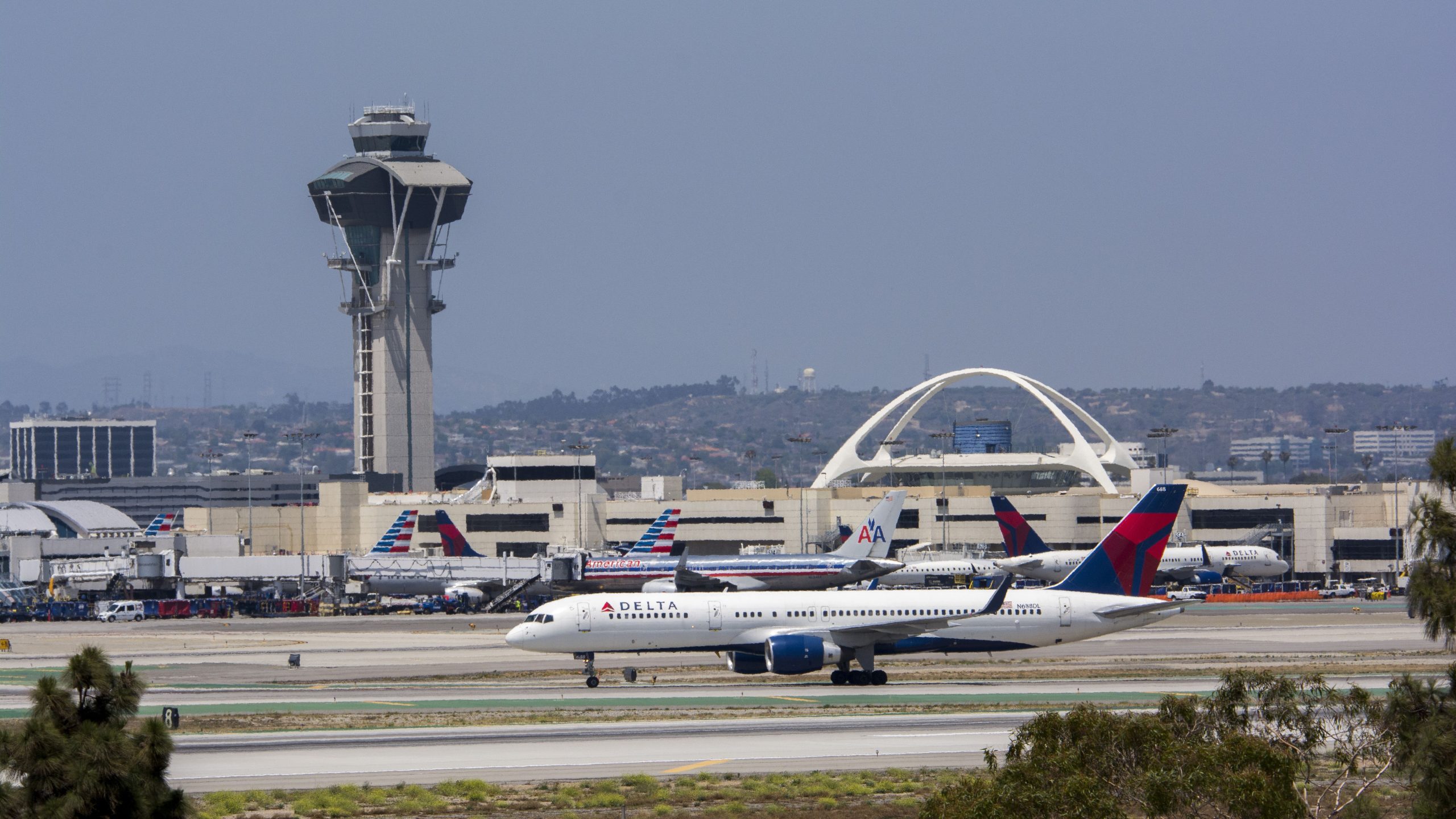 A segurança internacional de Los Angeles lutou depois que o passageiro corre para o avental