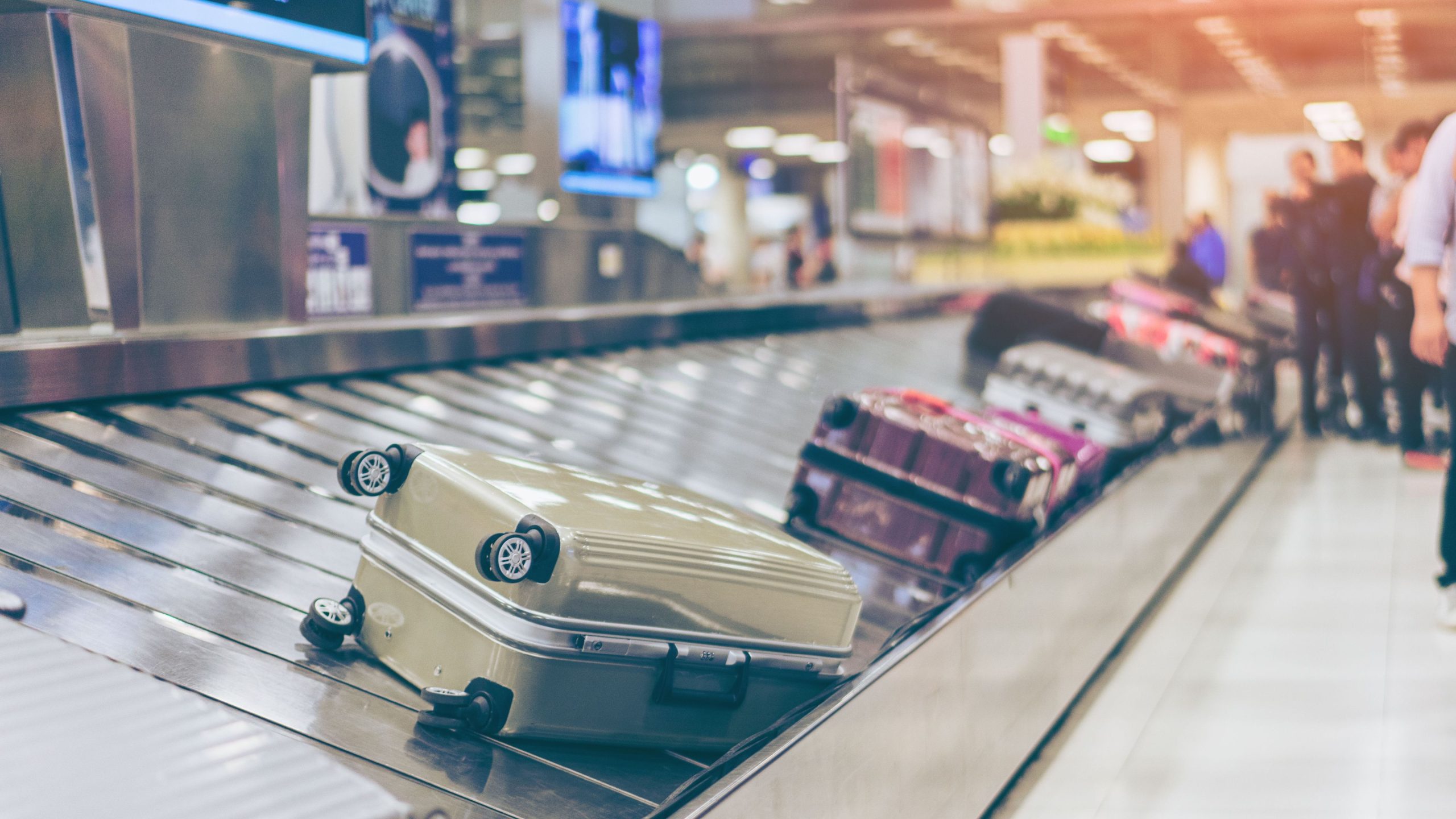 Quando a bagagem é vendida: uma loja de bagagem não reclamada da América