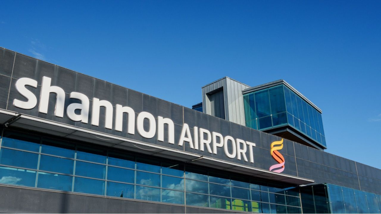 Los manifestantes se reúnen contra la Fuerza Aérea de los Estados Unidos en el aeropuerto Shannon de Irlanda