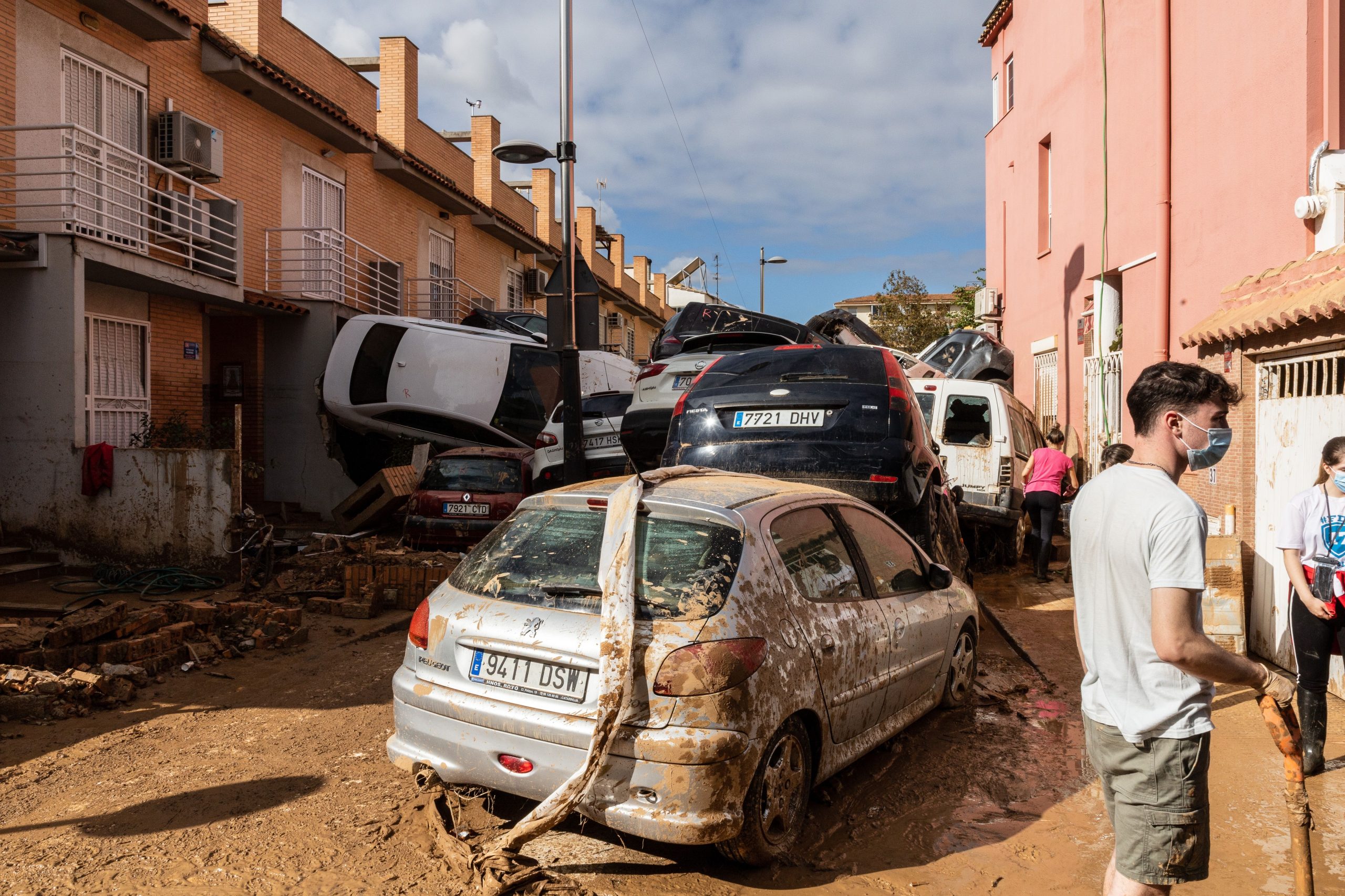 Les inondations de l'Espagne sont au-delà de la catastrophique: 155 000 sans pouvoir, 72 décès et 3 jours de deuil national déclaré