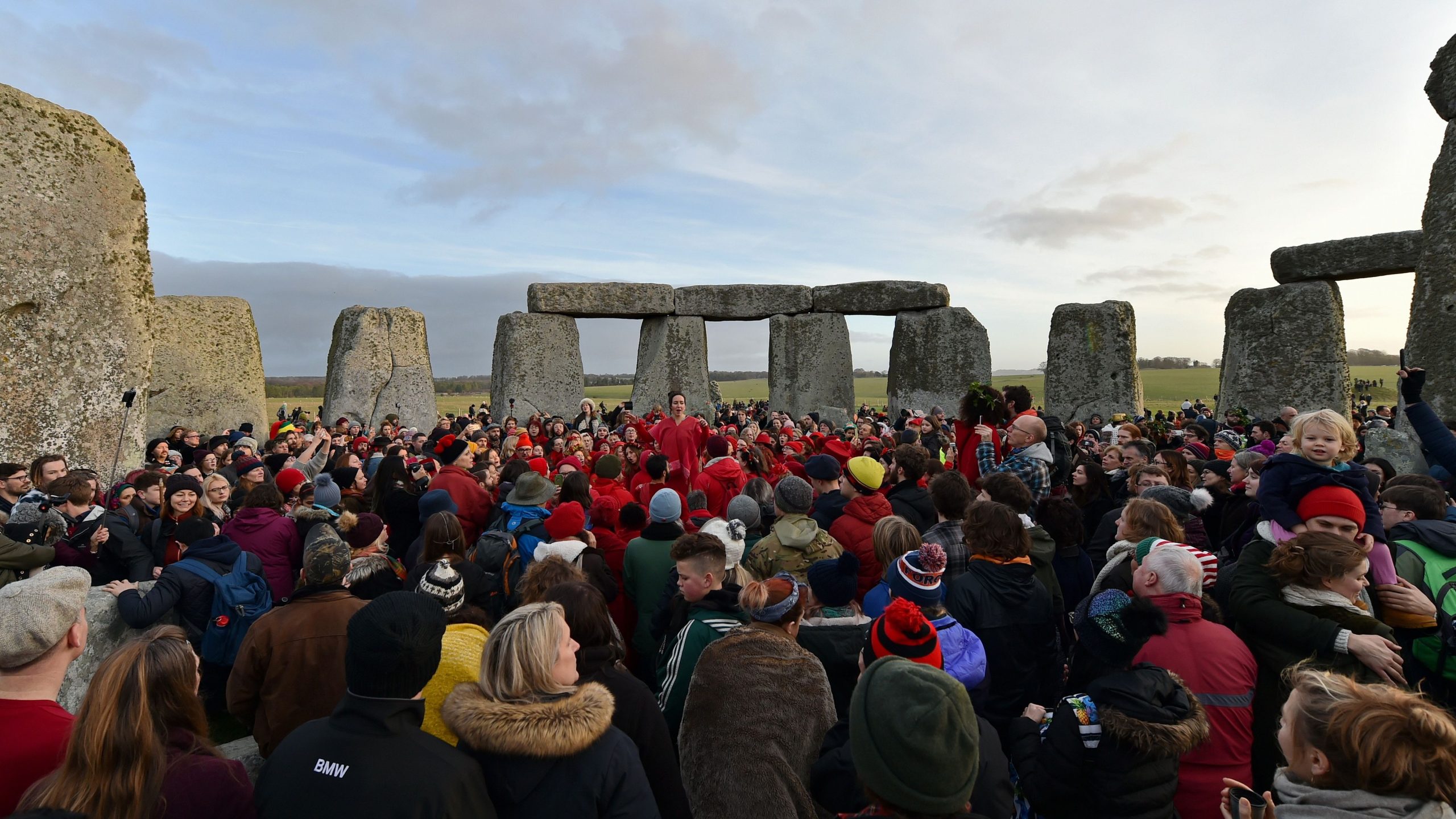 Milhares de pessoas se reúnem a Stonehenge para a reunião anual de solstício anual de inverno no dia mais curto do ano