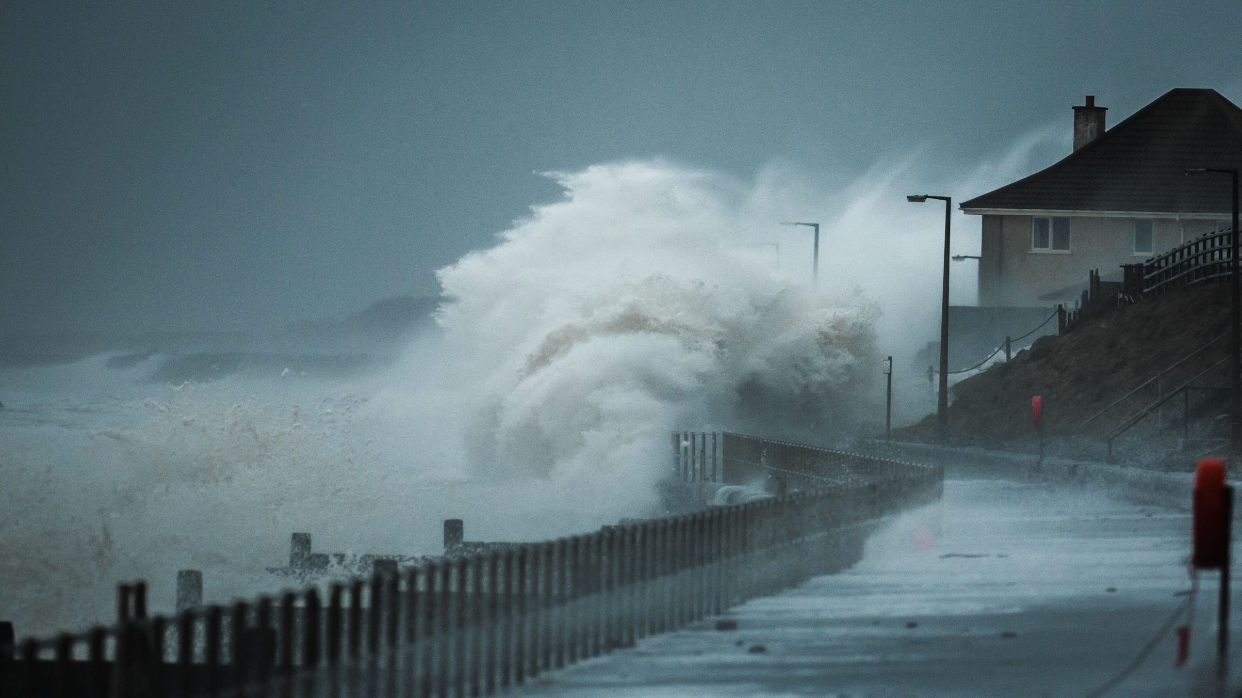Storm Bert inunda el condado de Wiltshire, conocido por los círculos de Stonehenge y Crop, causando grandes interrupciones de los viajes