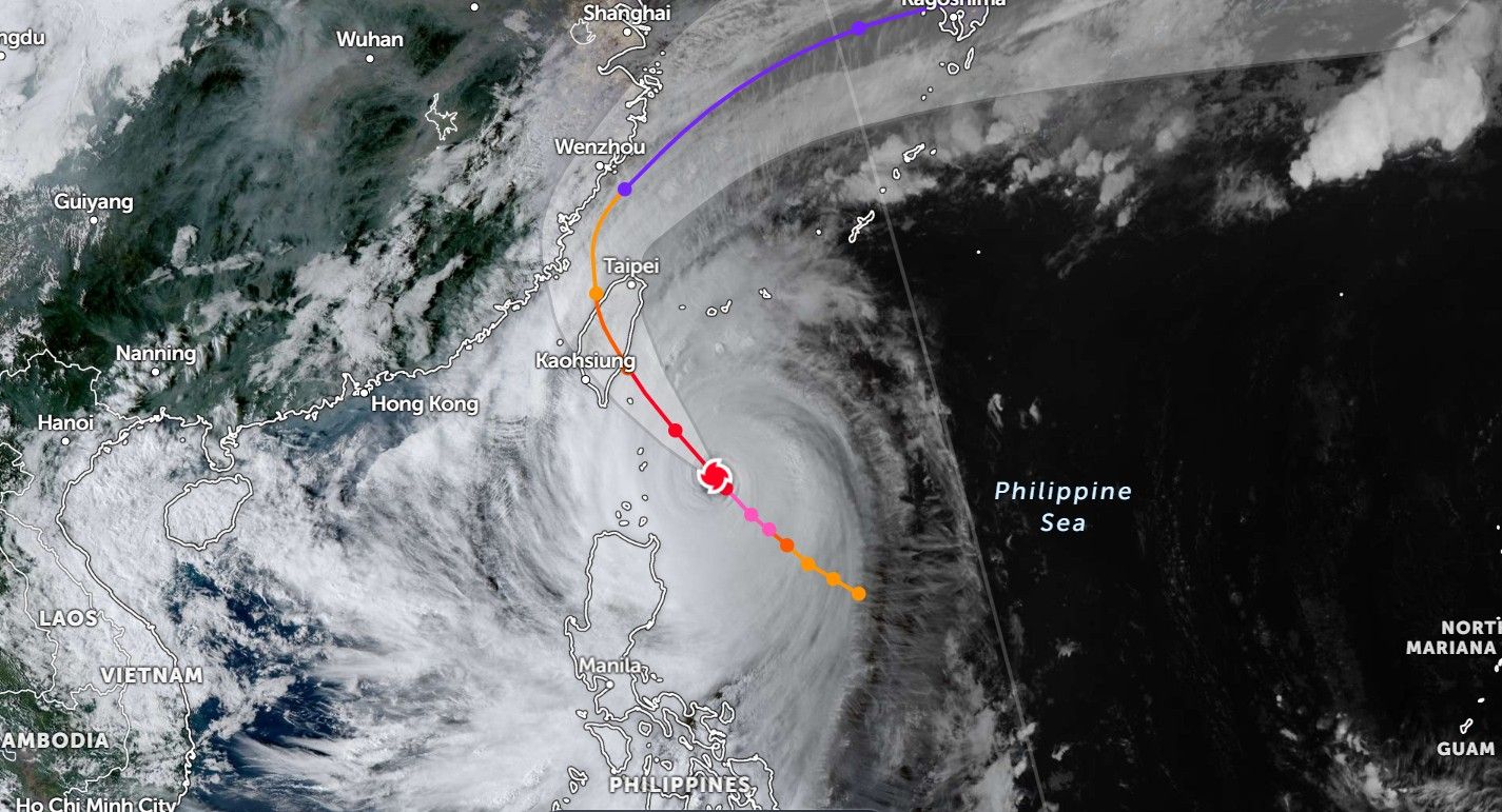 Super Typhoon Leon (Kong-Rey) se enfurece hacia las velocidades de viento de embalaje de Taiwán de 150 mph
