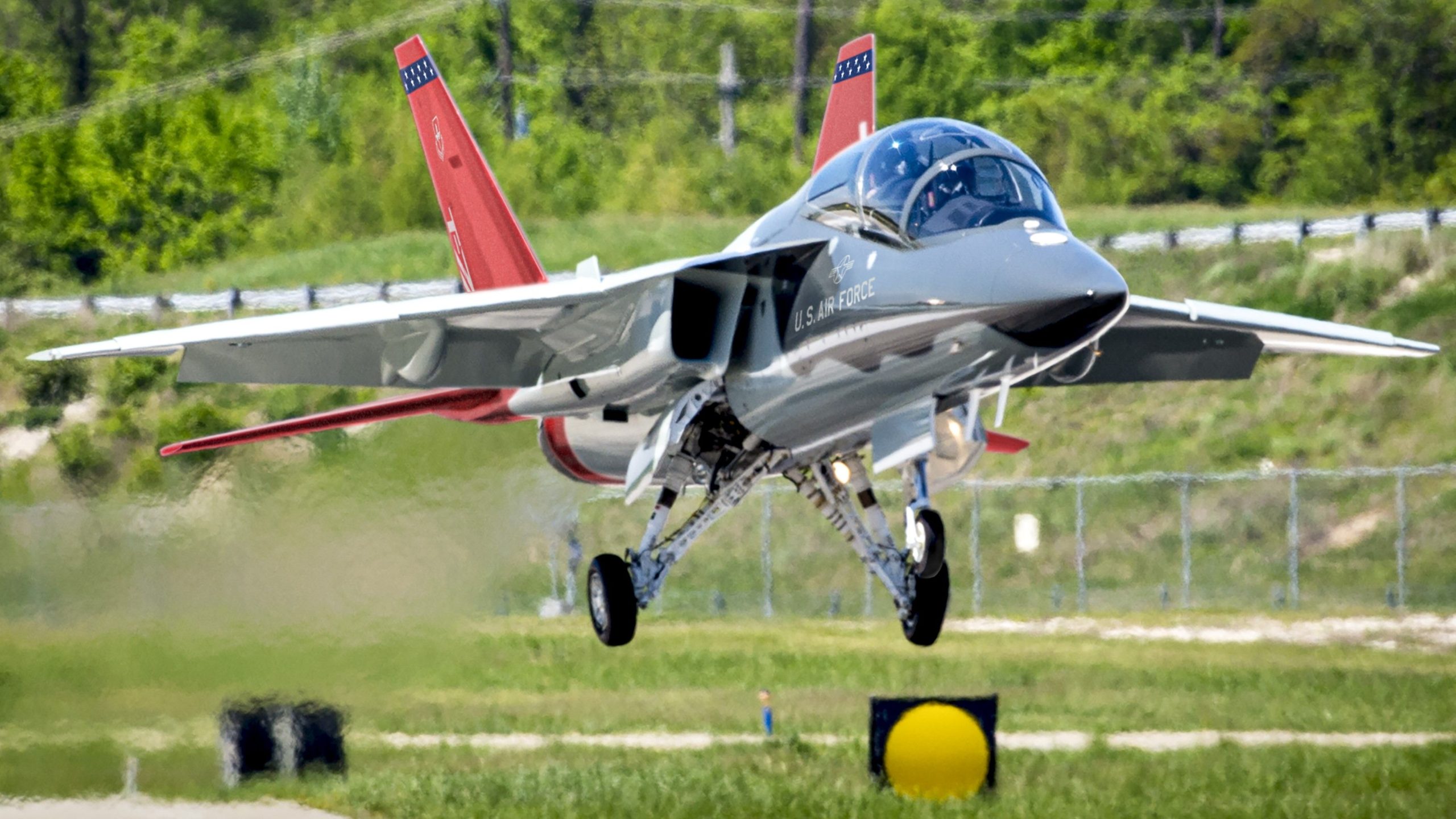 La Fuerza Aérea de EE. UU. Retrasa la decisión de producción de T-7A Red Hawk Trainer para 2026