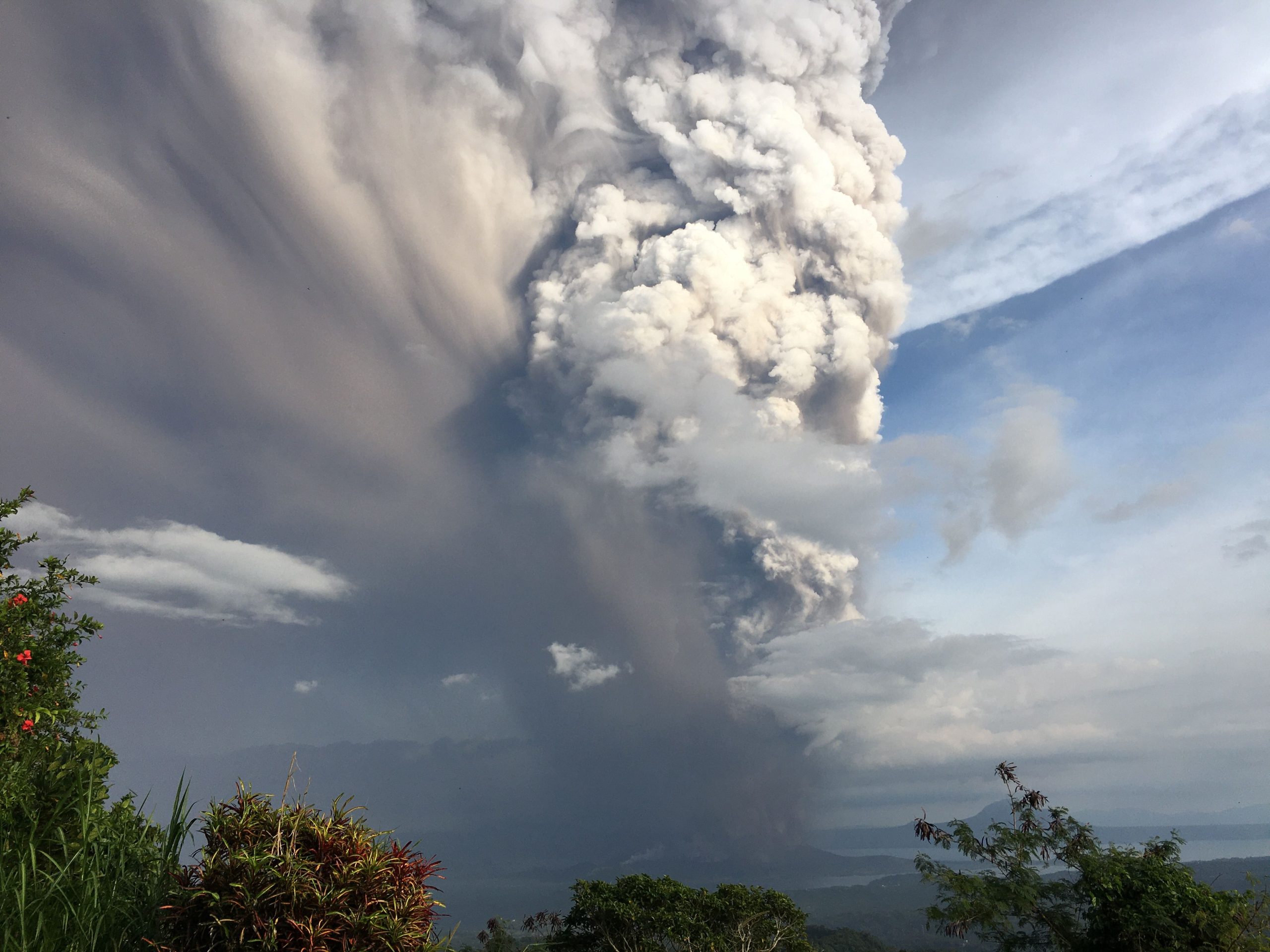 Le volcan Kanlaon des Philippines explose: l'éruption éjecte le nuage de cendres 2,5 miles de haut en invitant les perturbations du vol